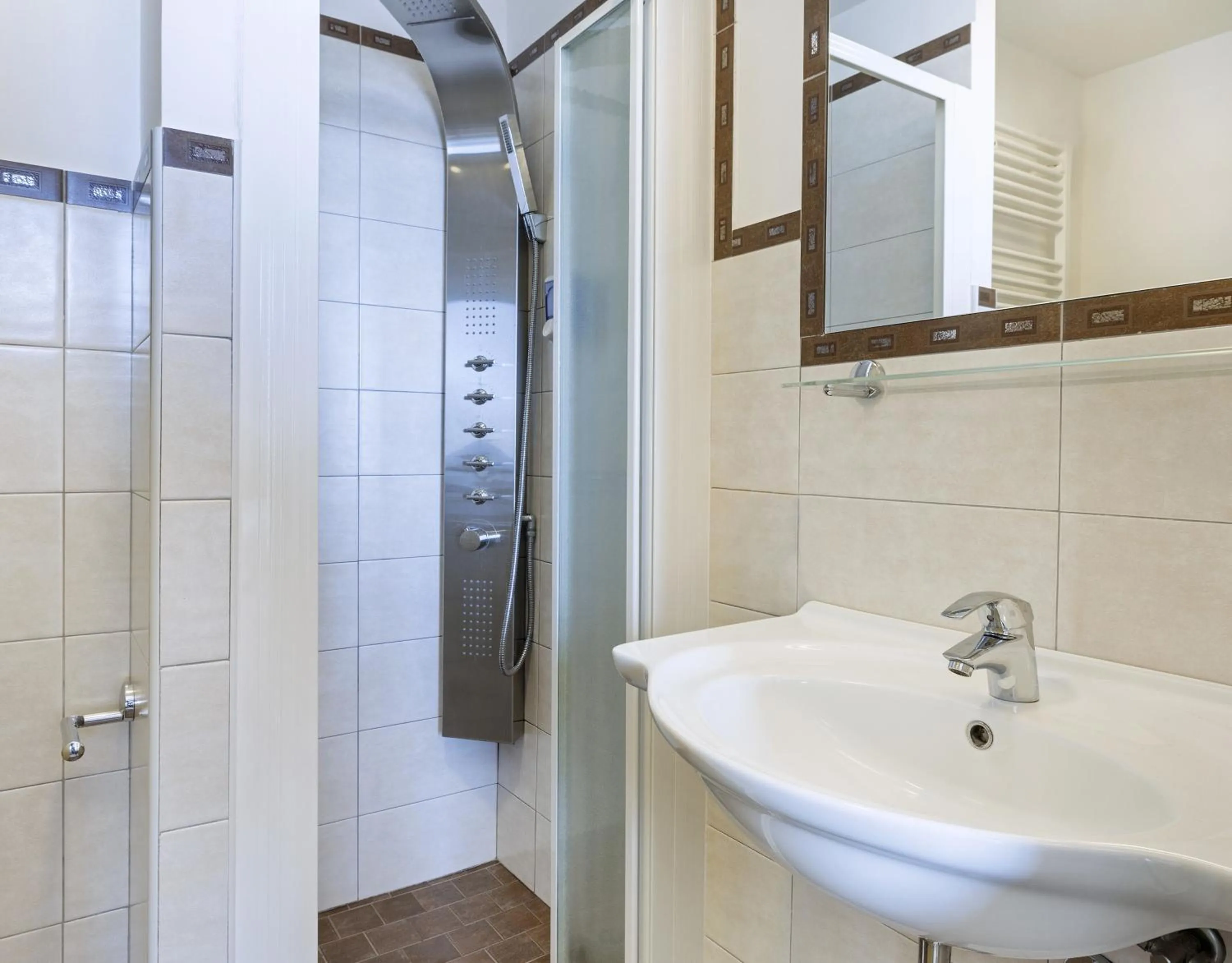 Shower in Hotel Riviera