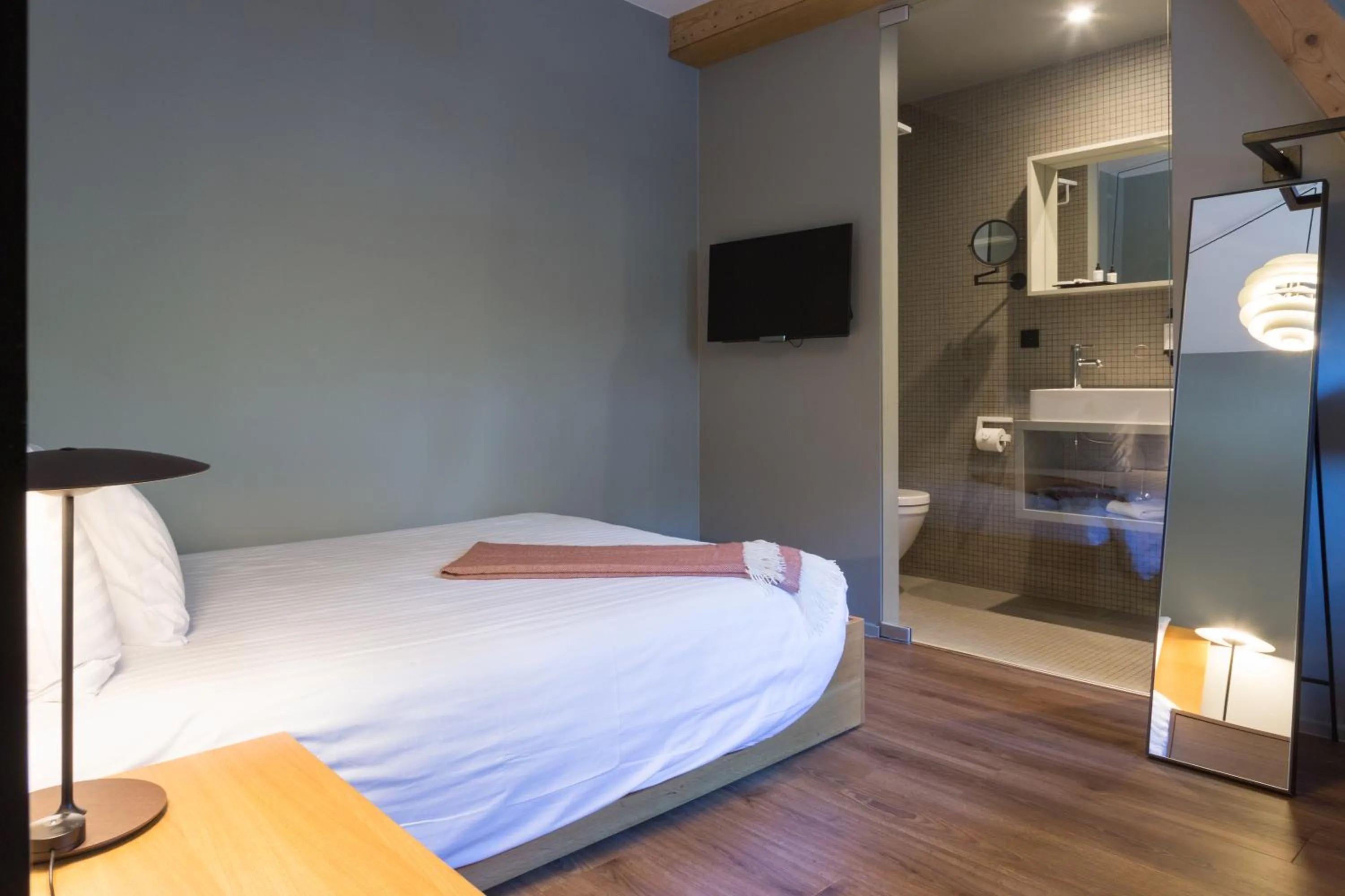 Photo of the whole room, Bed in Hostellerie du Grünewald