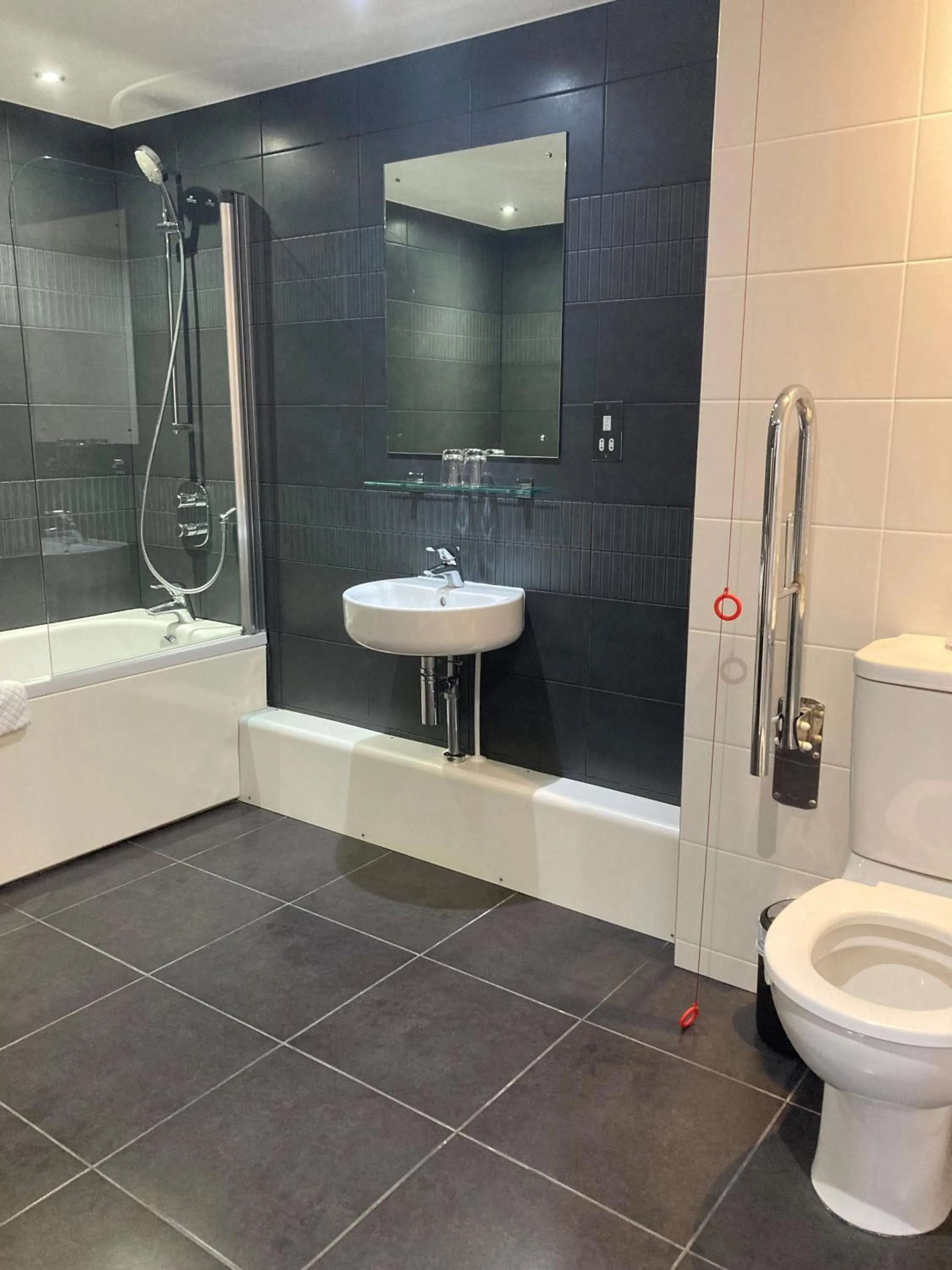 Shower in George Albert Hotel & Spa