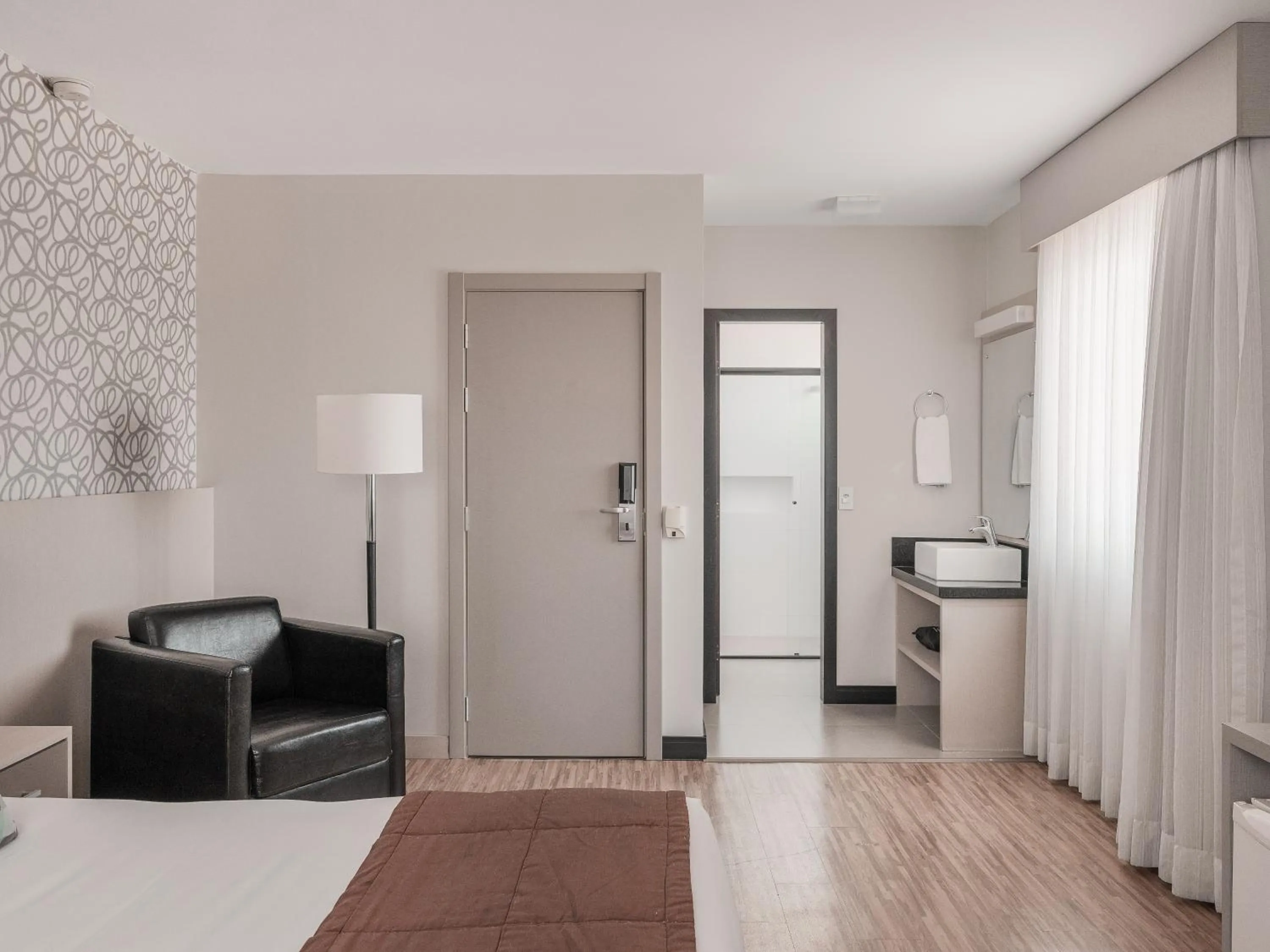 Bathroom, Bed in Faial Prime Suítes