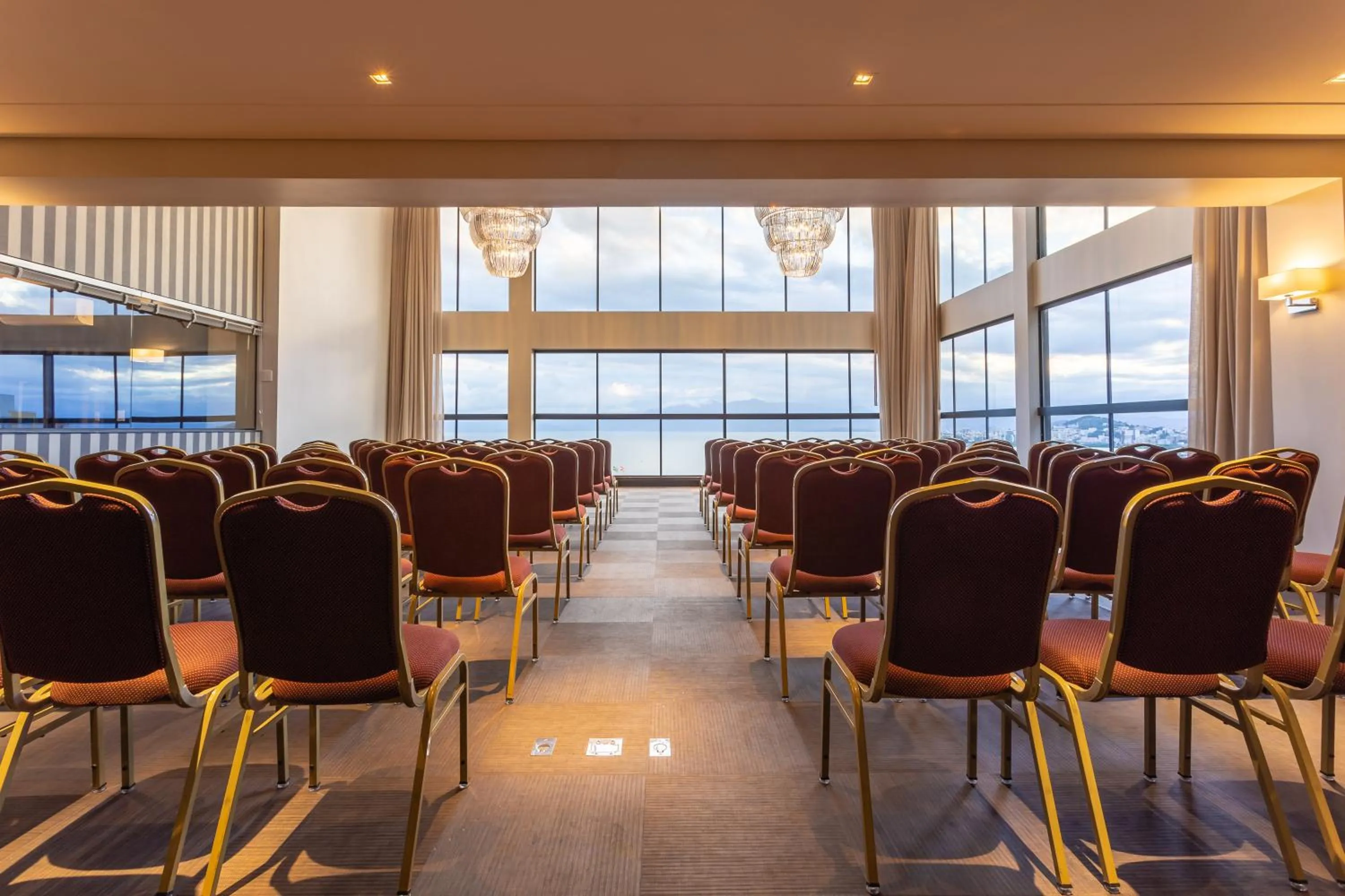 Meeting/conference room in Faial Prime Suítes