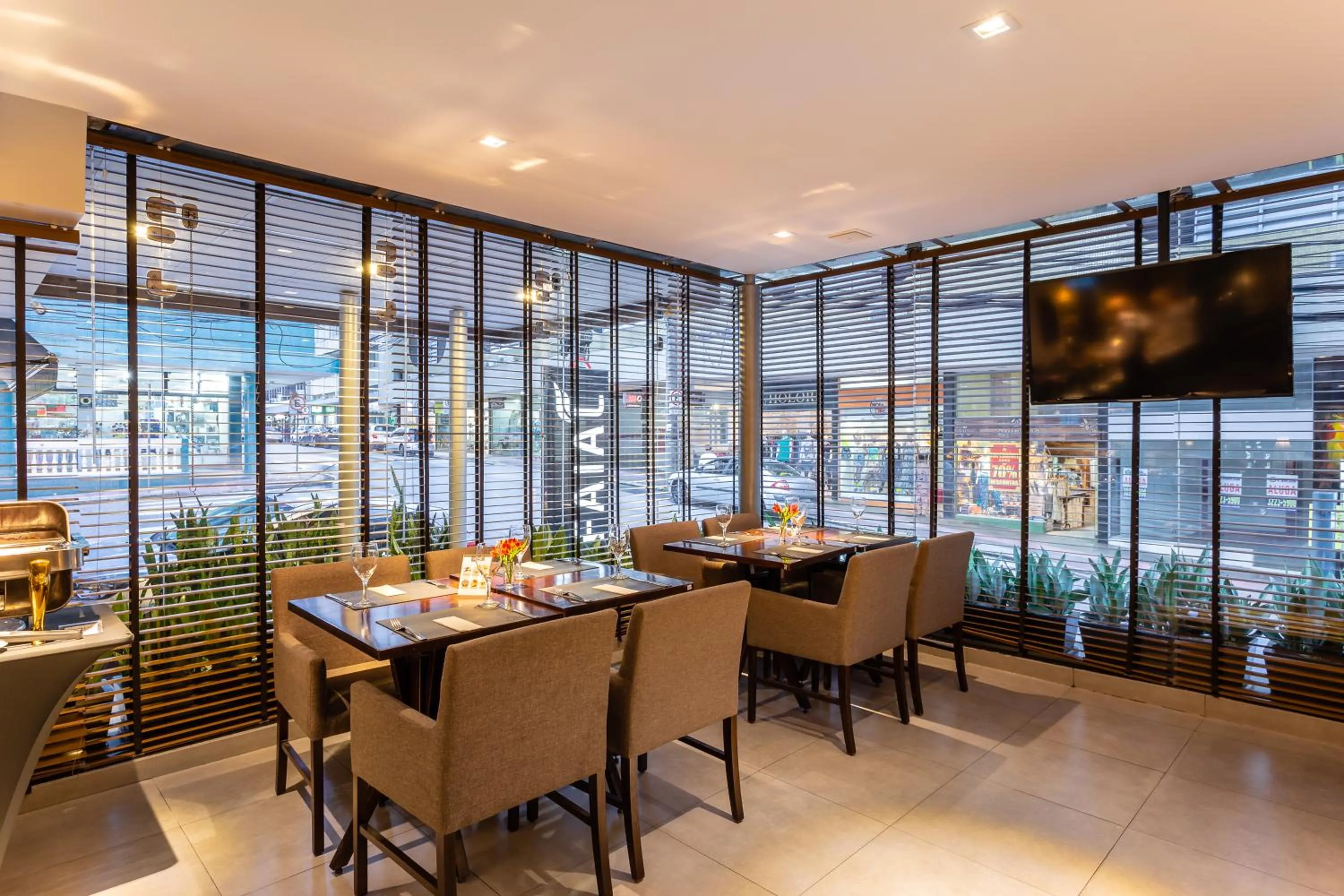 Restaurant/places to eat in Faial Prime Suítes