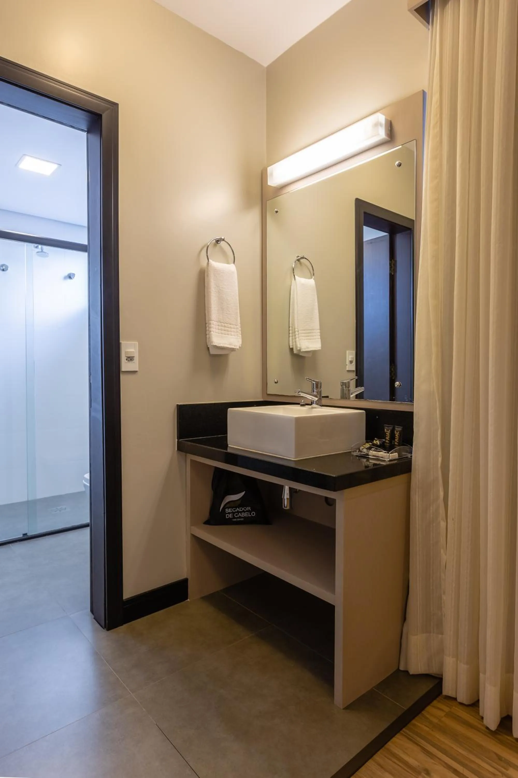 Bathroom in Faial Prime Suítes