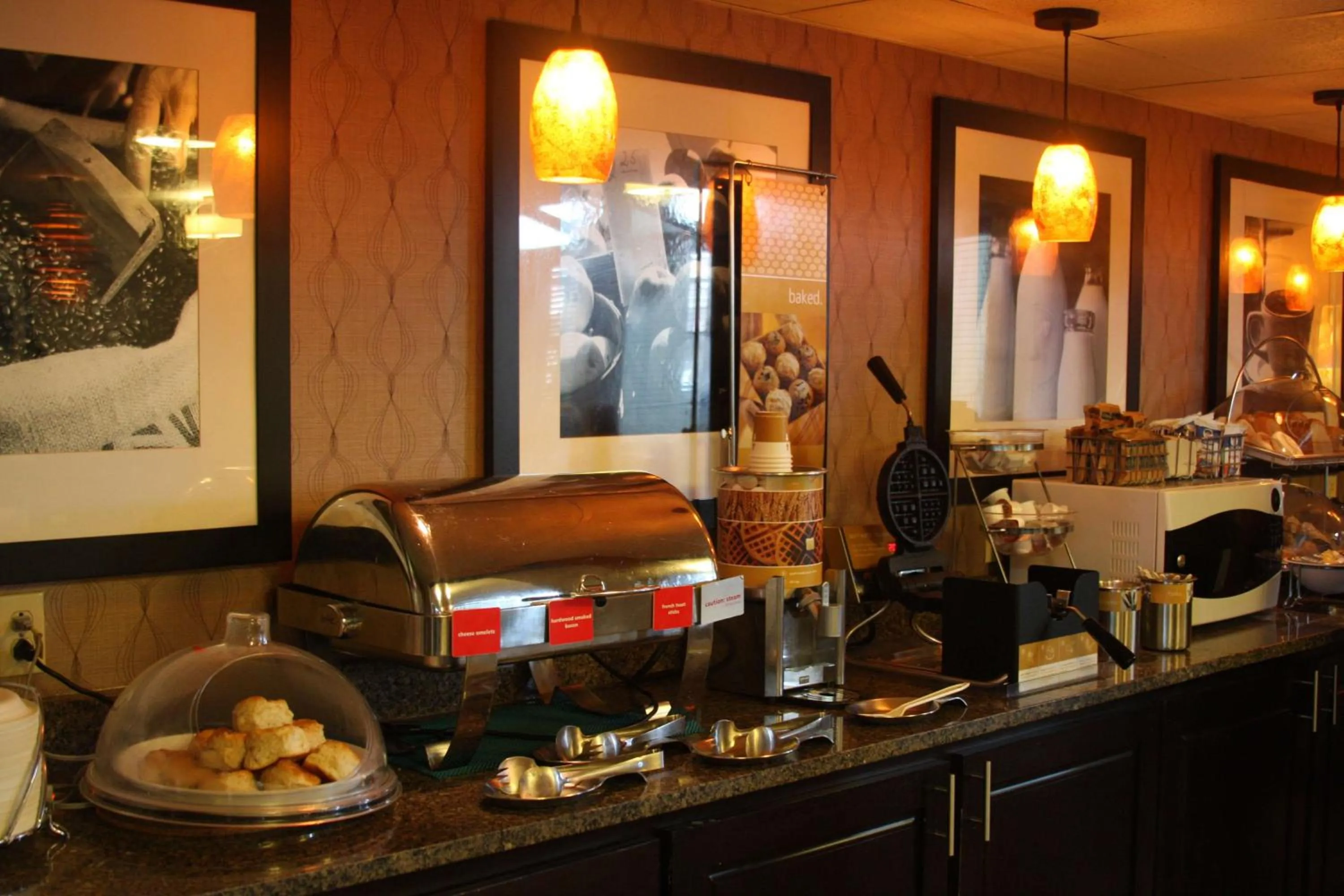 Dining area in Hampton Inn Russellville