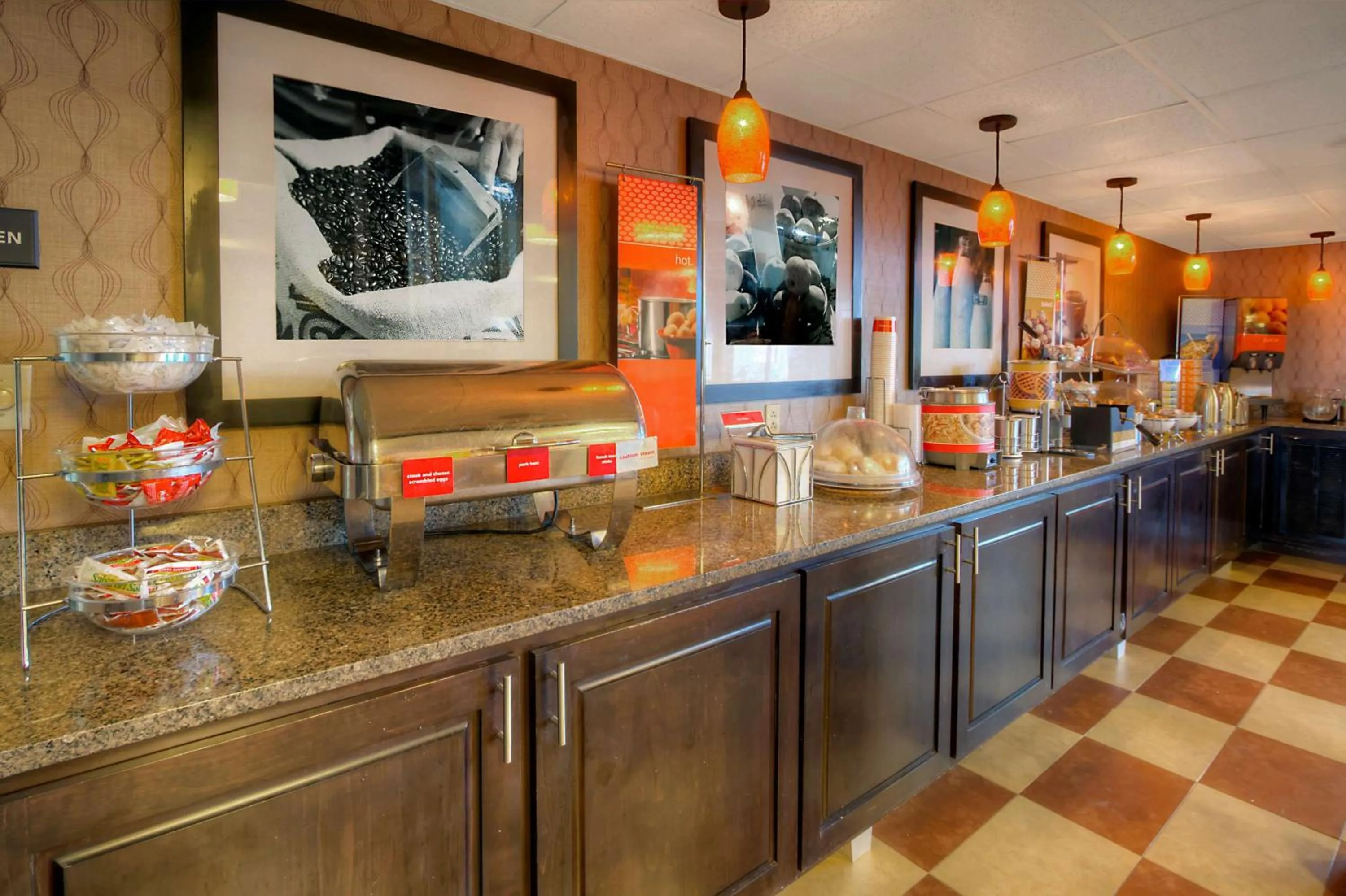 Dining area in Hampton Inn Russellville