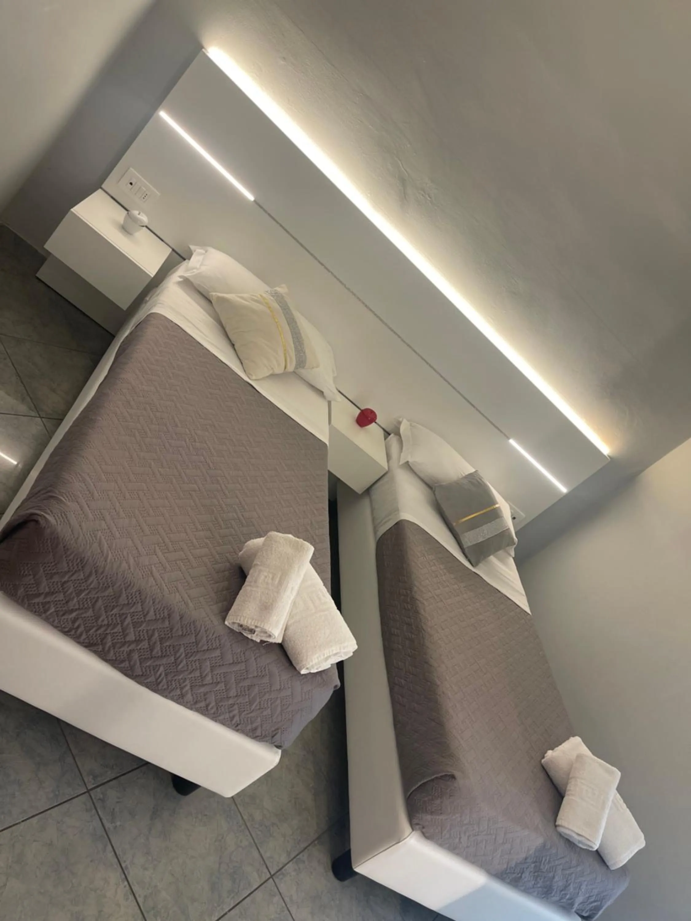 Photo of the whole room, Bed in Hotel Scarlet