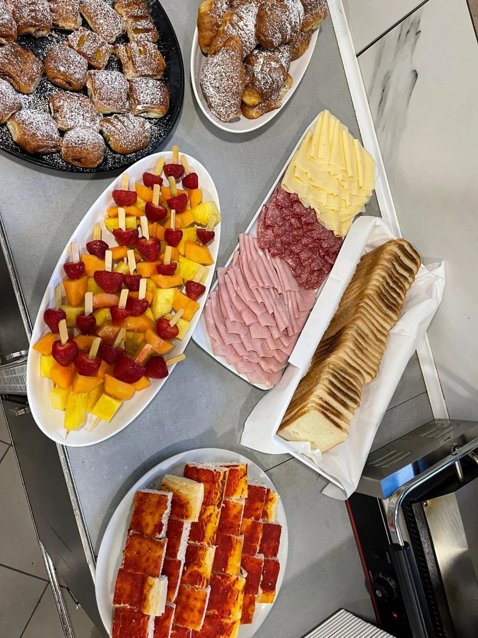 Restaurant/places to eat in Hotel Scarlet