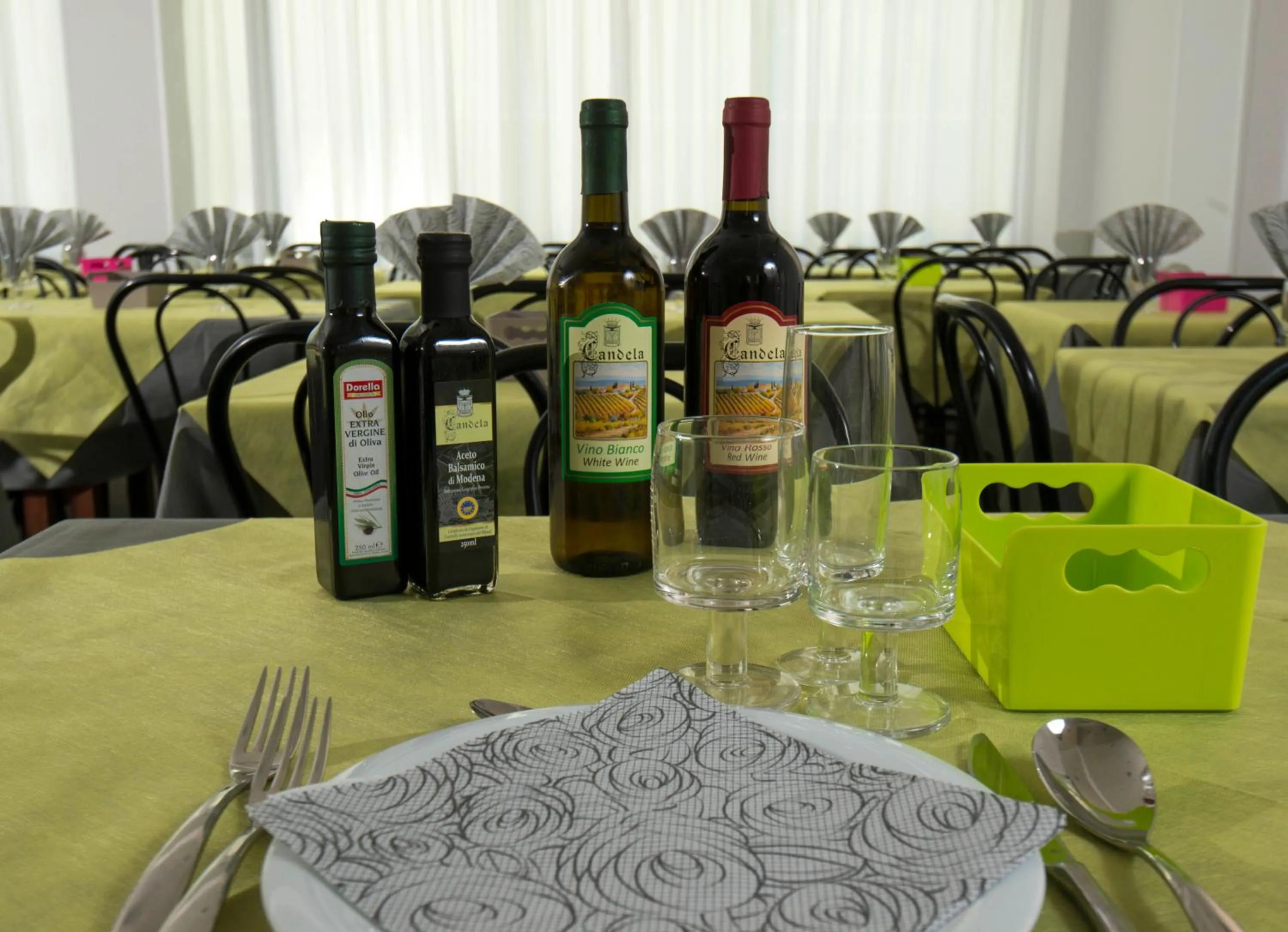 Restaurant/places to eat in Hotel Scarlet