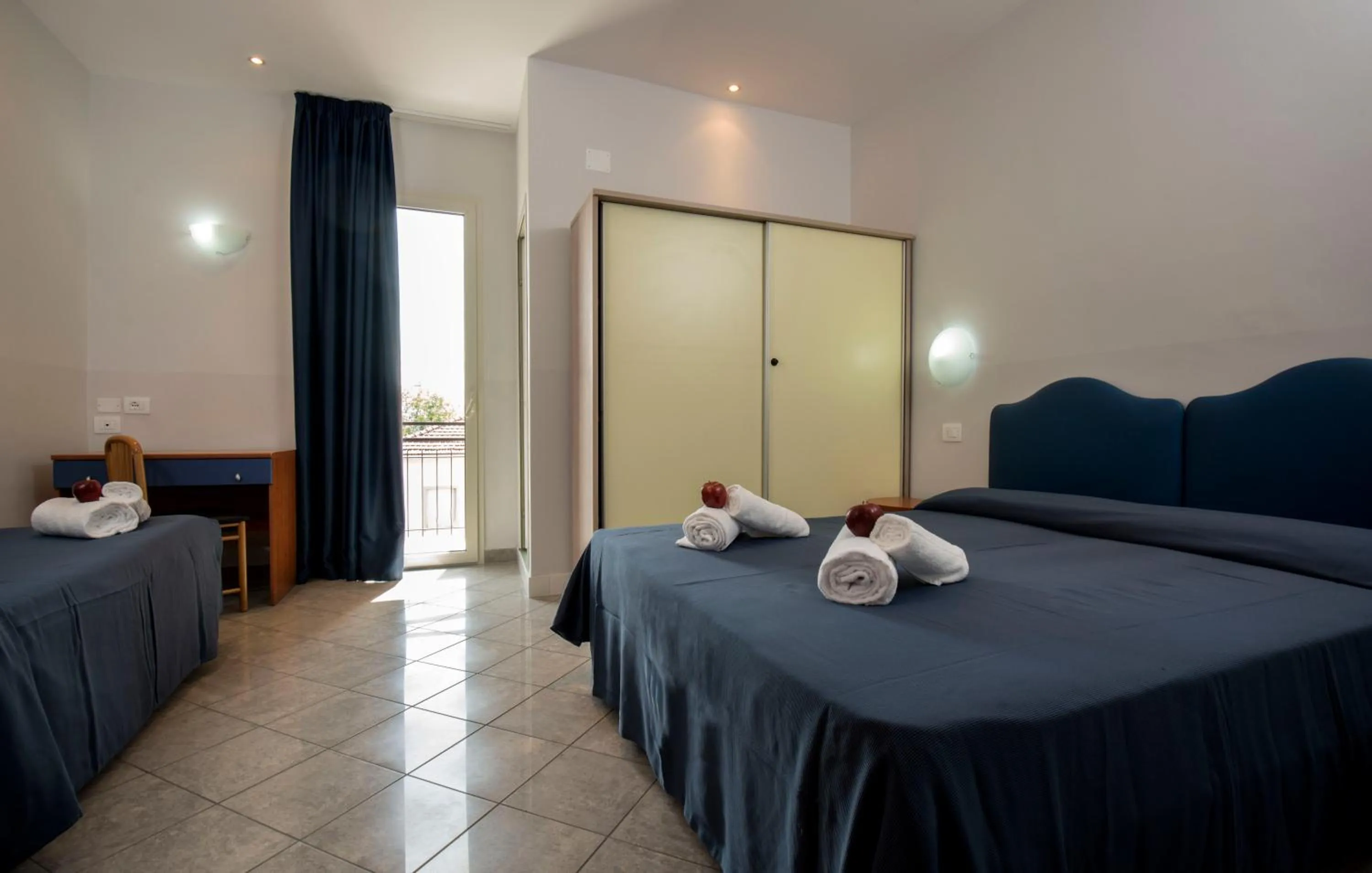 Photo of the whole room, Bed in Hotel Scarlet