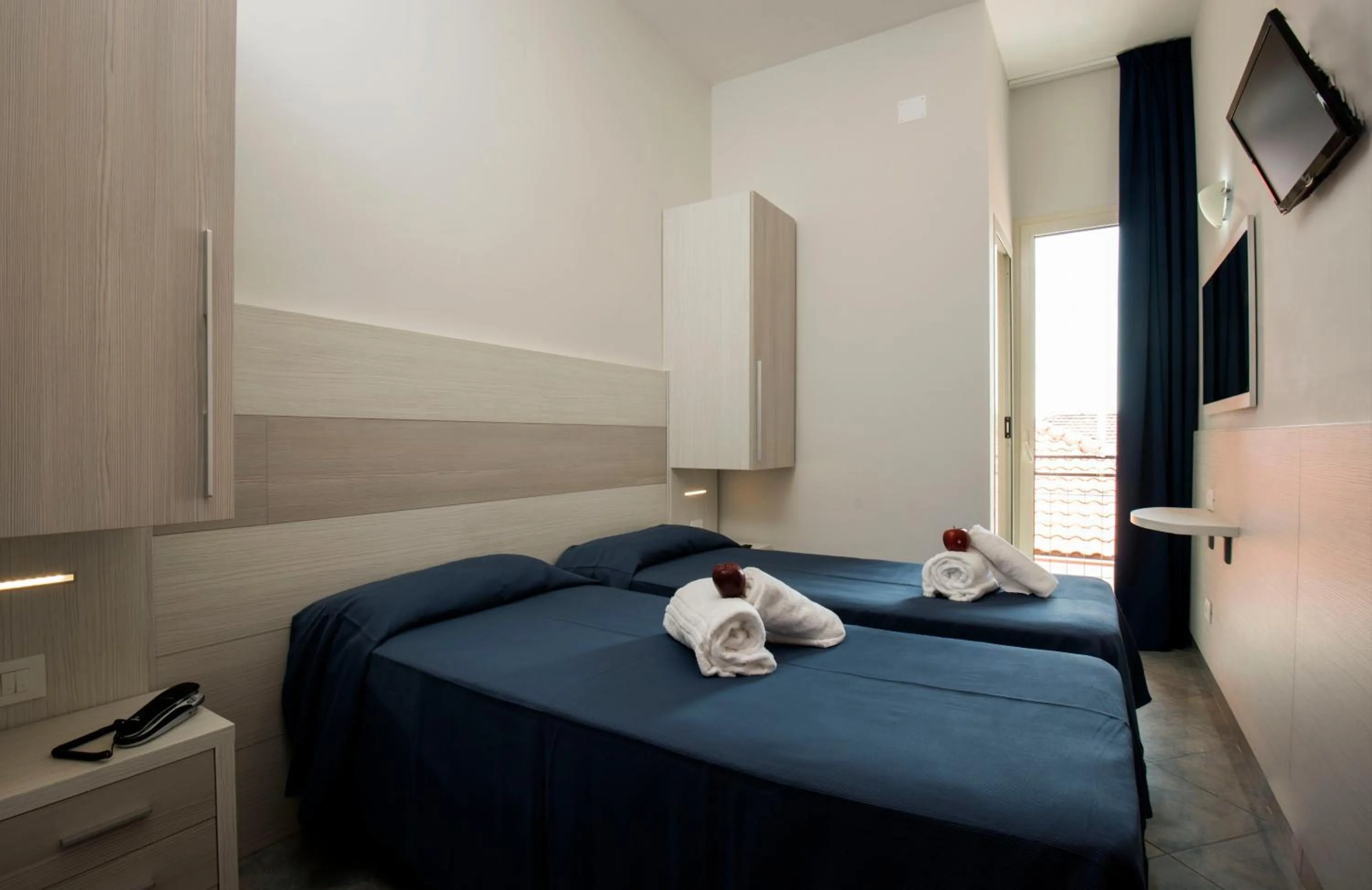 Photo of the whole room, Bed in Hotel Scarlet