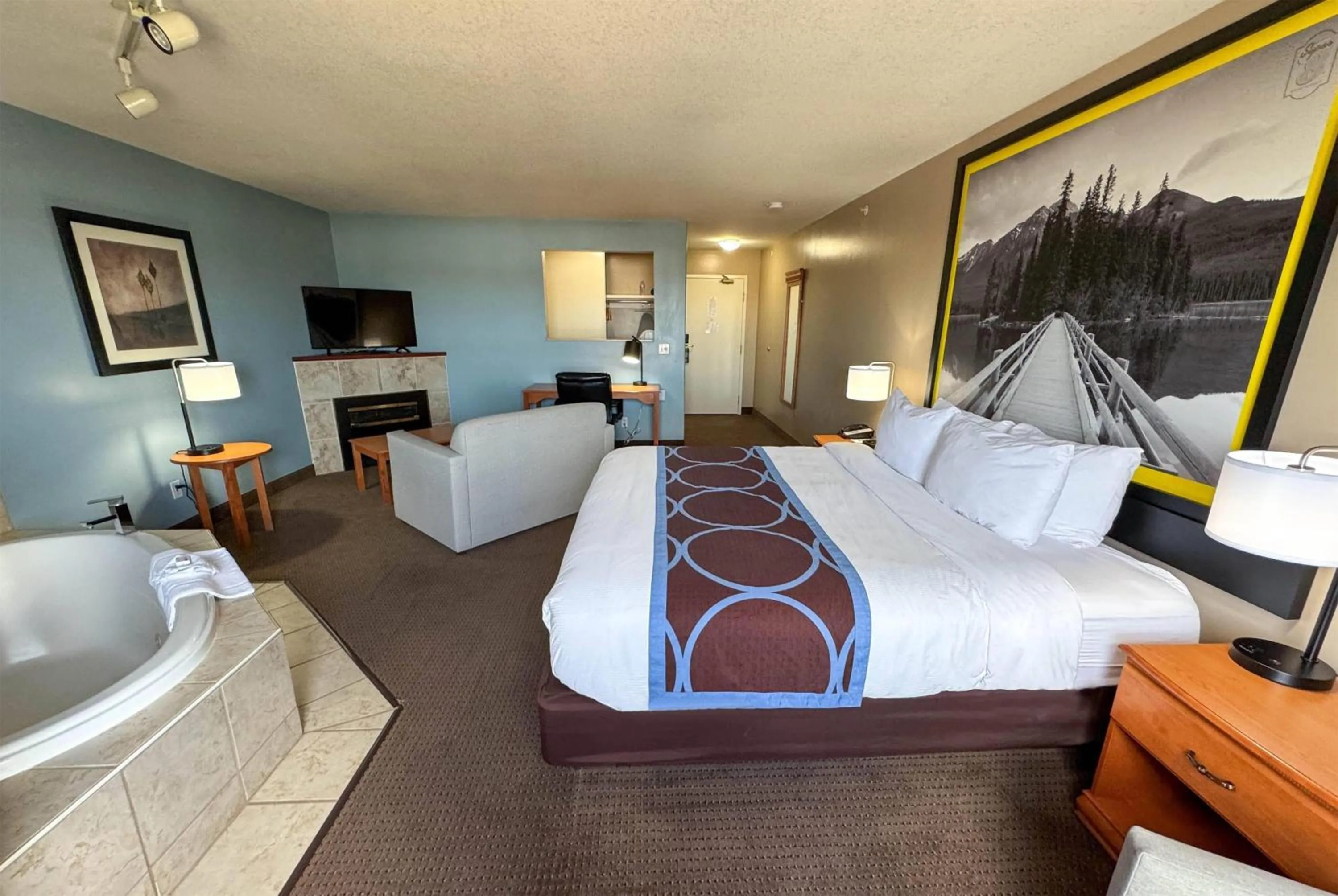 Photo of the whole room, Bed in Super 8 by Wyndham Edmonton South