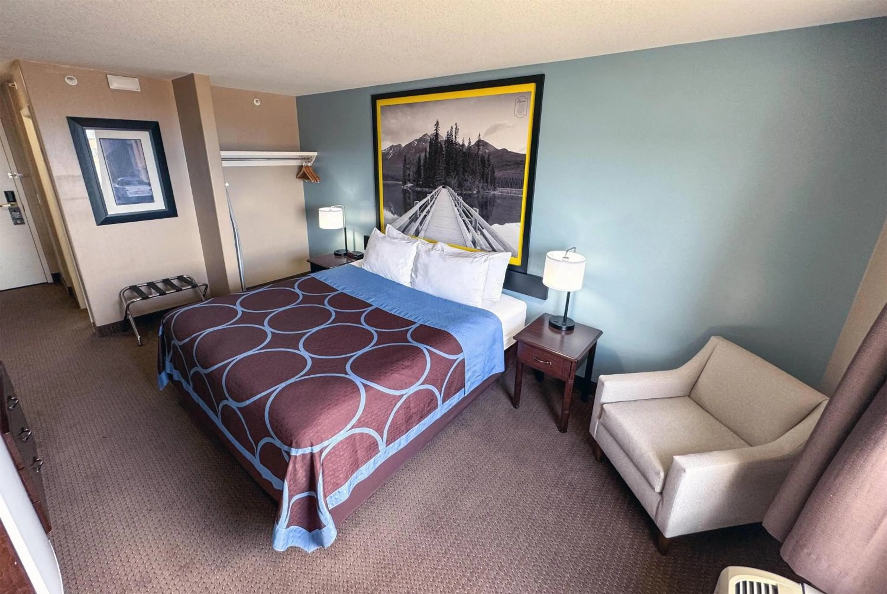 Photo of the whole room, Bed in Super 8 by Wyndham Edmonton South
