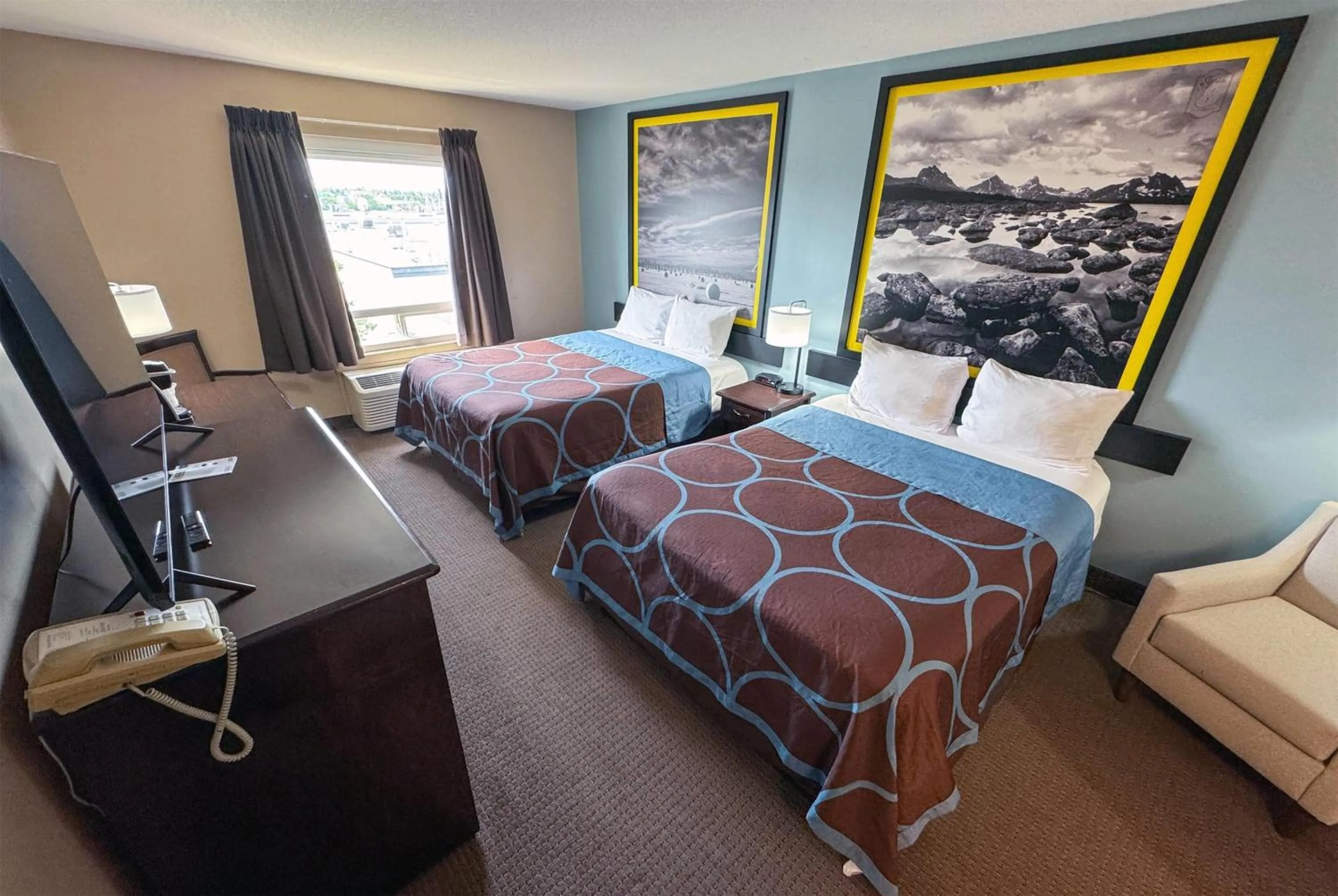 Photo of the whole room, Bed in Super 8 by Wyndham Edmonton South