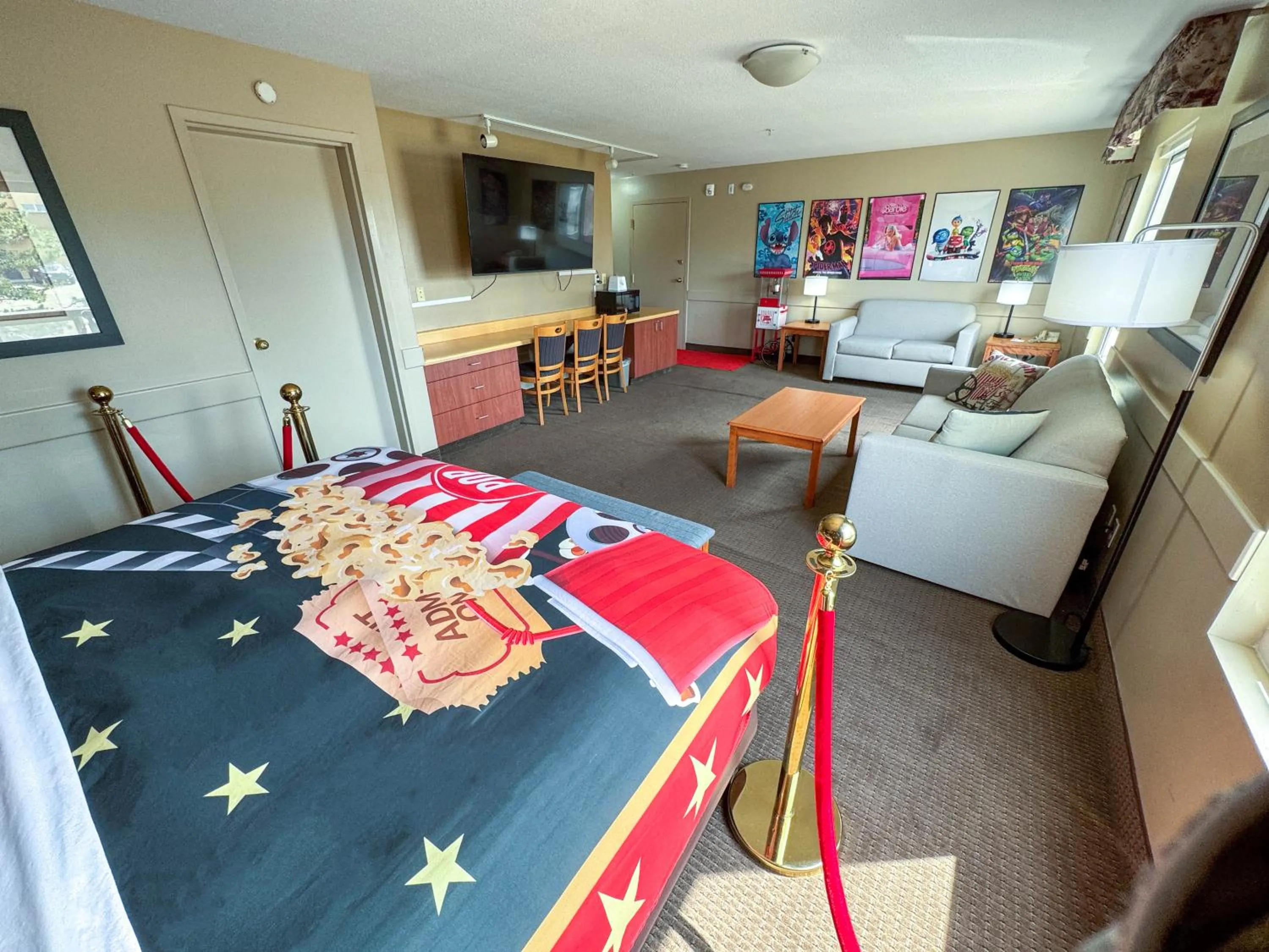 Living room, Bed in Super 8 by Wyndham Edmonton South