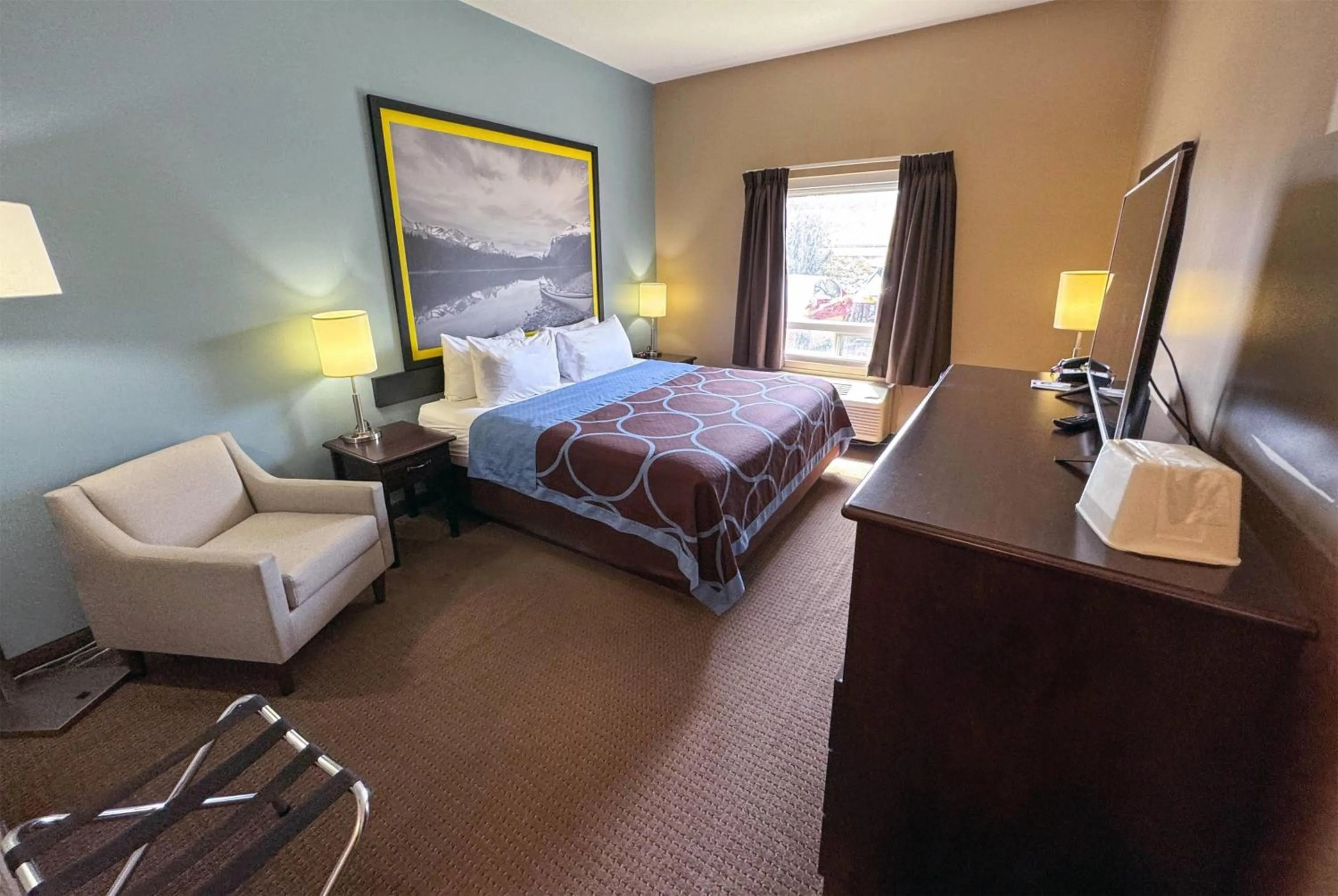 Photo of the whole room, Bed in Super 8 by Wyndham Edmonton South