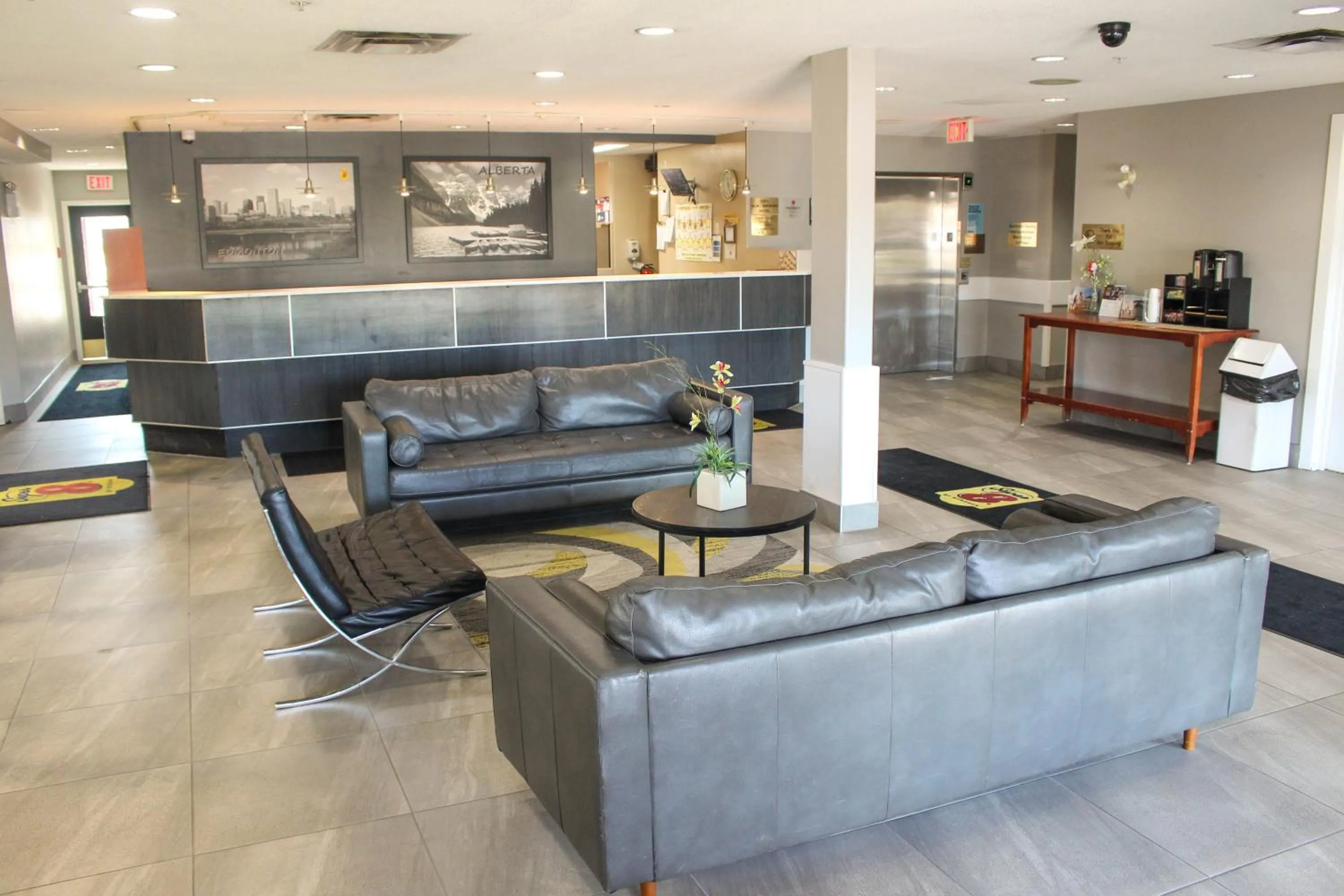 Lobby or reception in Super 8 by Wyndham Edmonton South