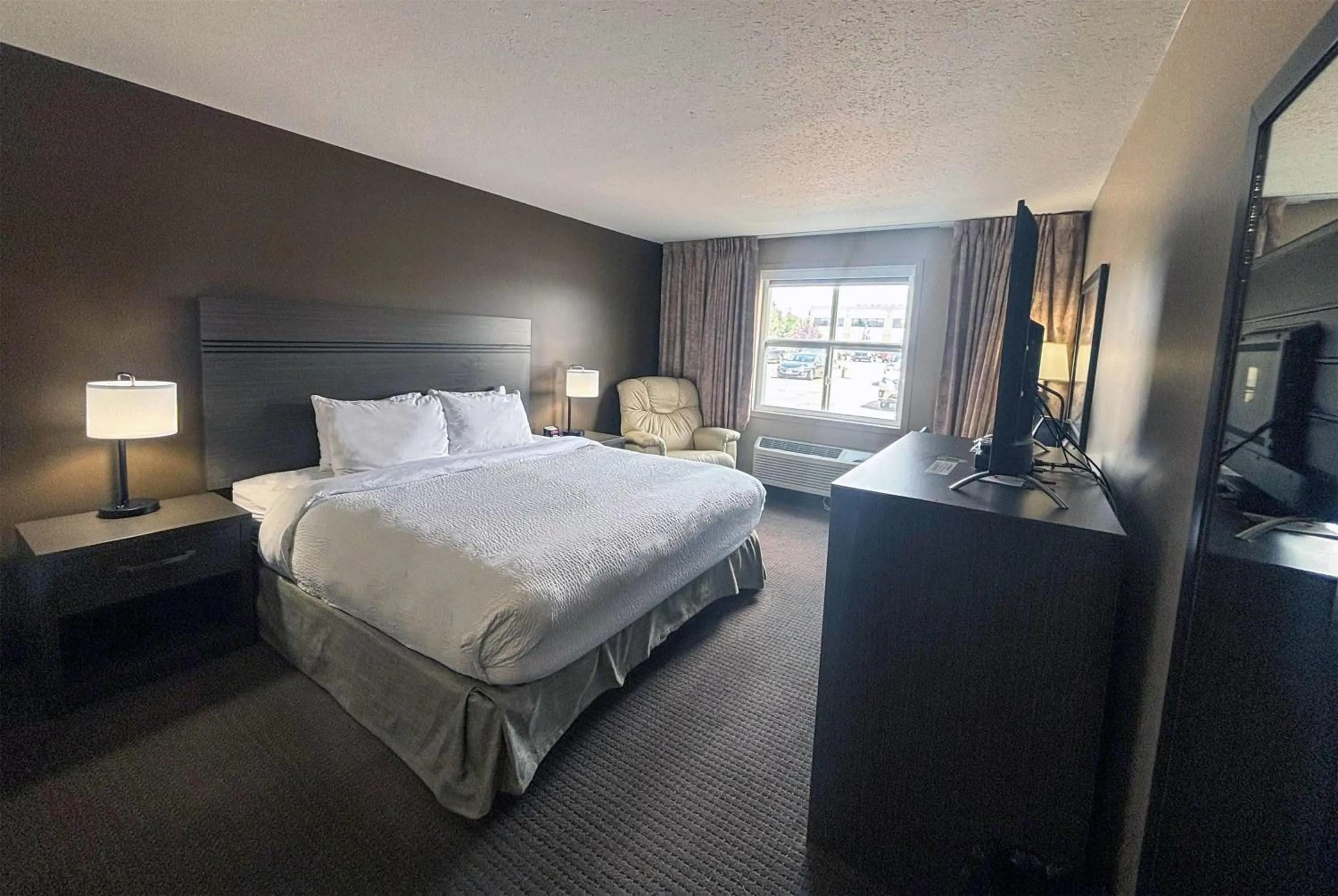 Photo of the whole room, Bed in Ramada by Wyndham Sherwood Park