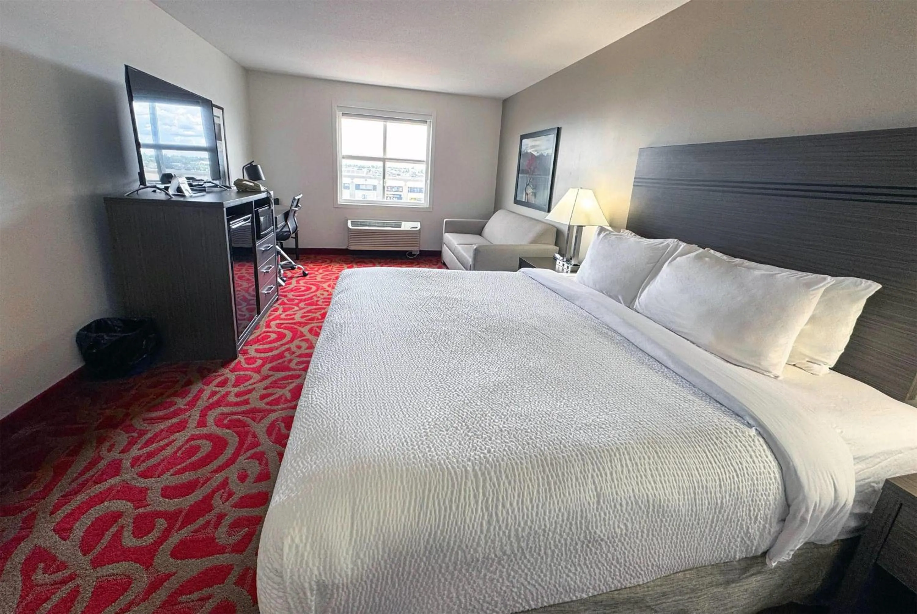 Photo of the whole room, Bed in Ramada by Wyndham Sherwood Park