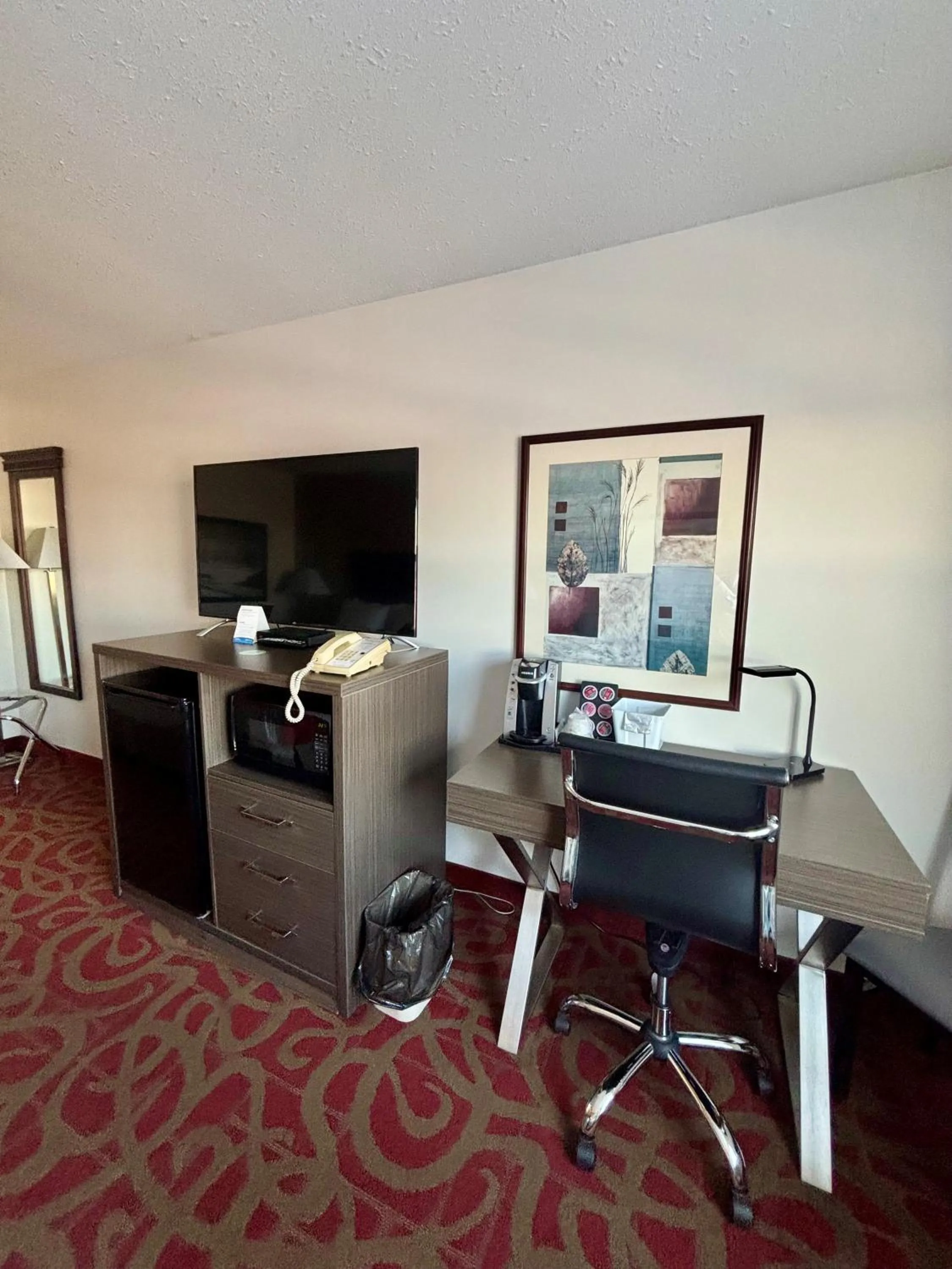 TV and multimedia in Ramada by Wyndham Sherwood Park