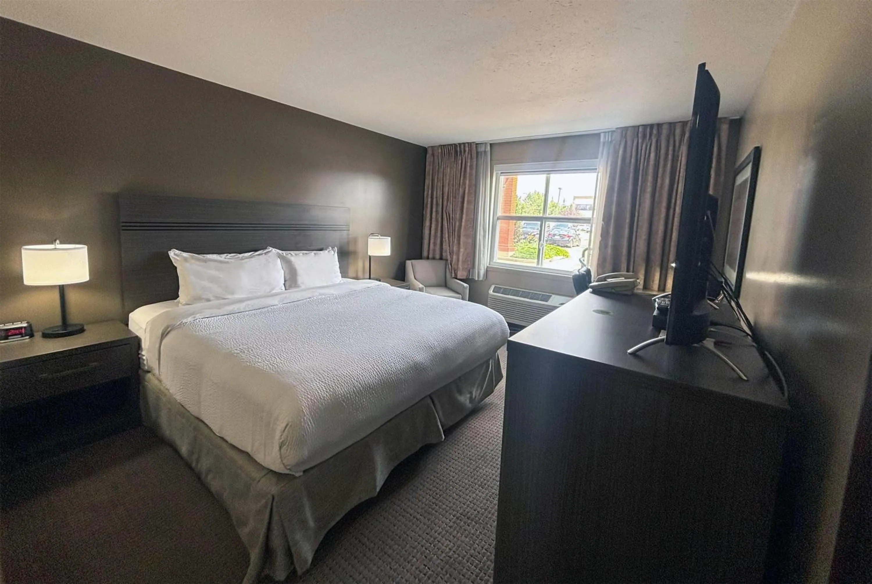 Photo of the whole room, Bed in Ramada by Wyndham Sherwood Park