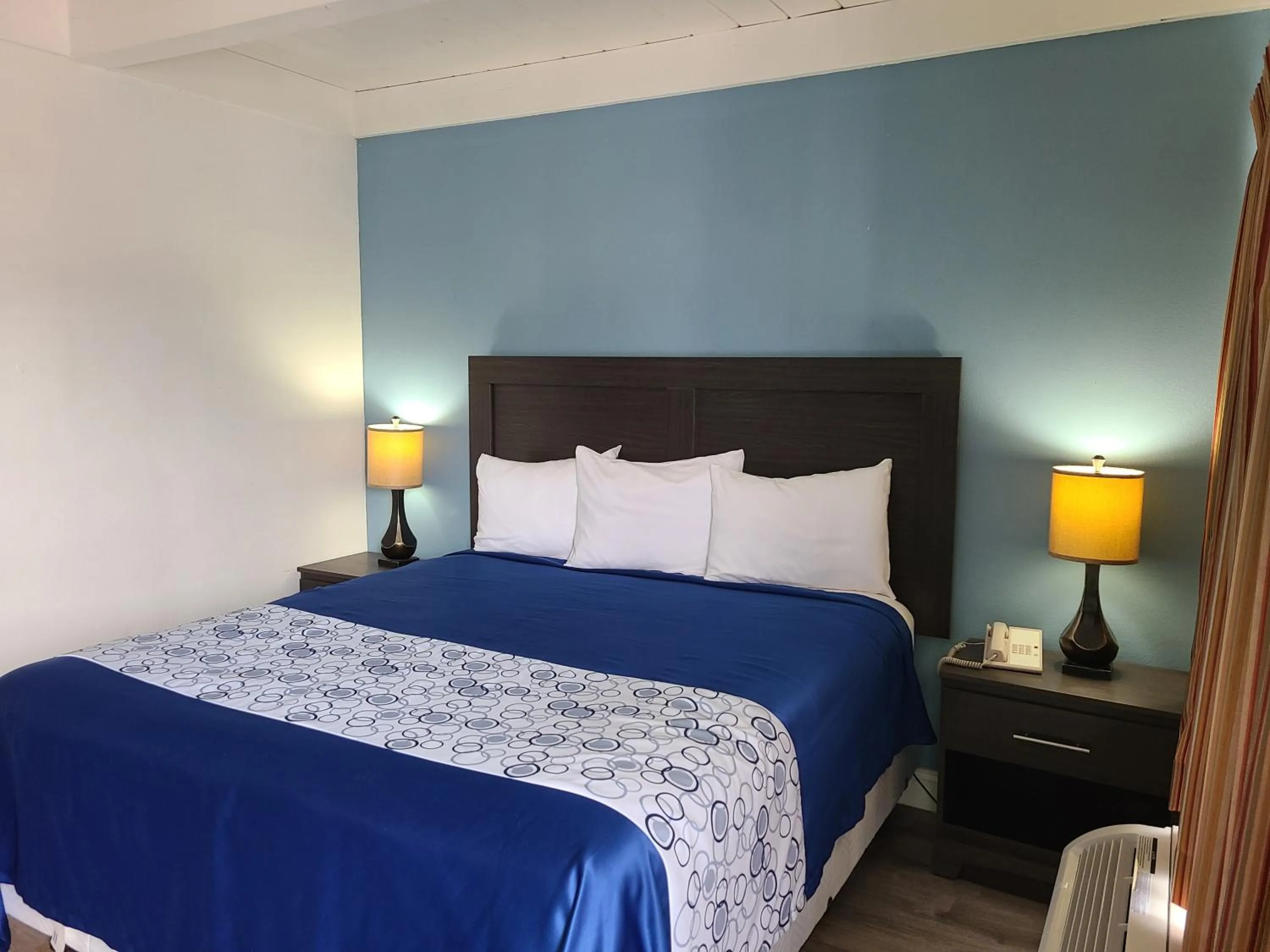 Bed in All Seasons Lodge