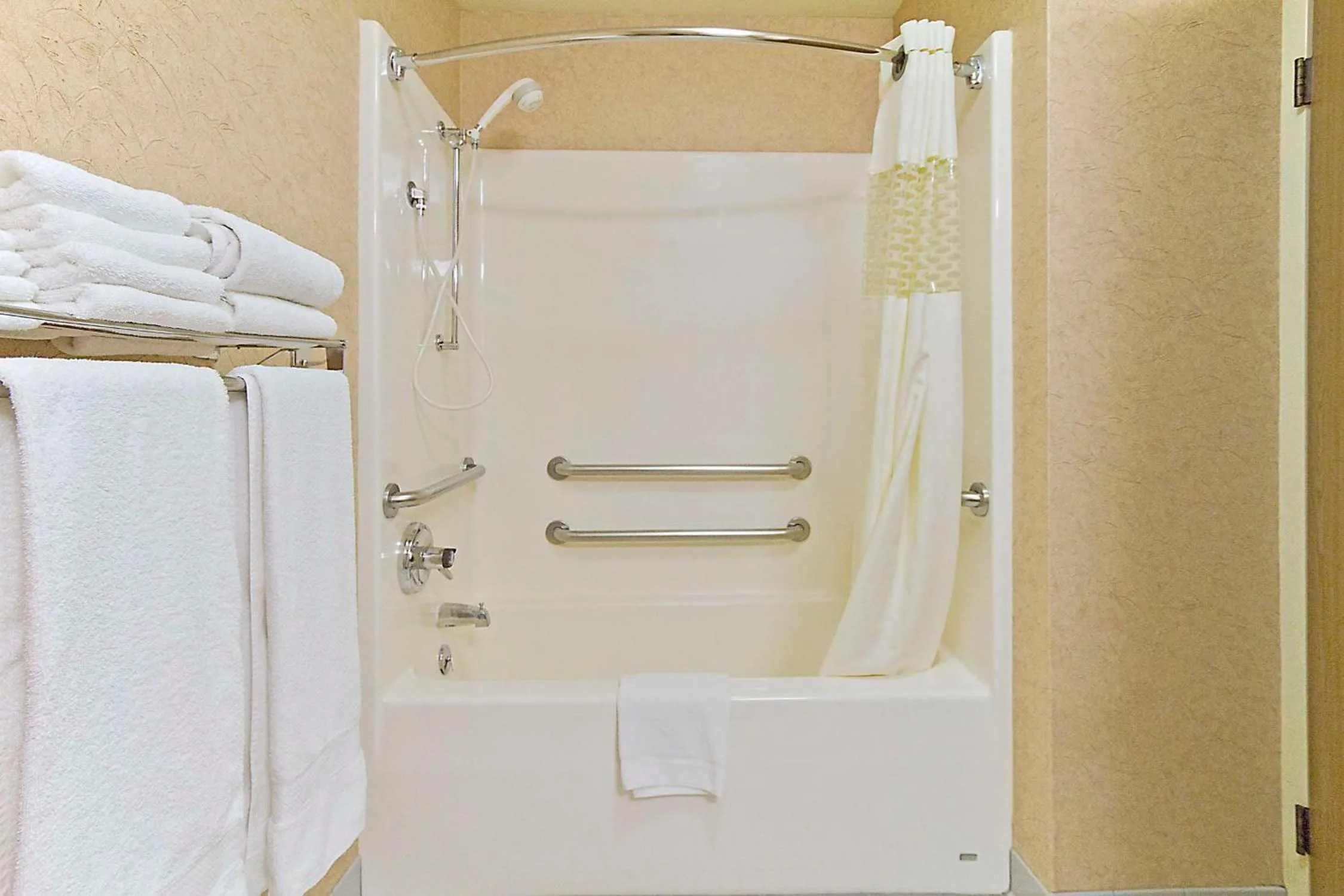 Bathroom in Comfort Inn Missoula Airport