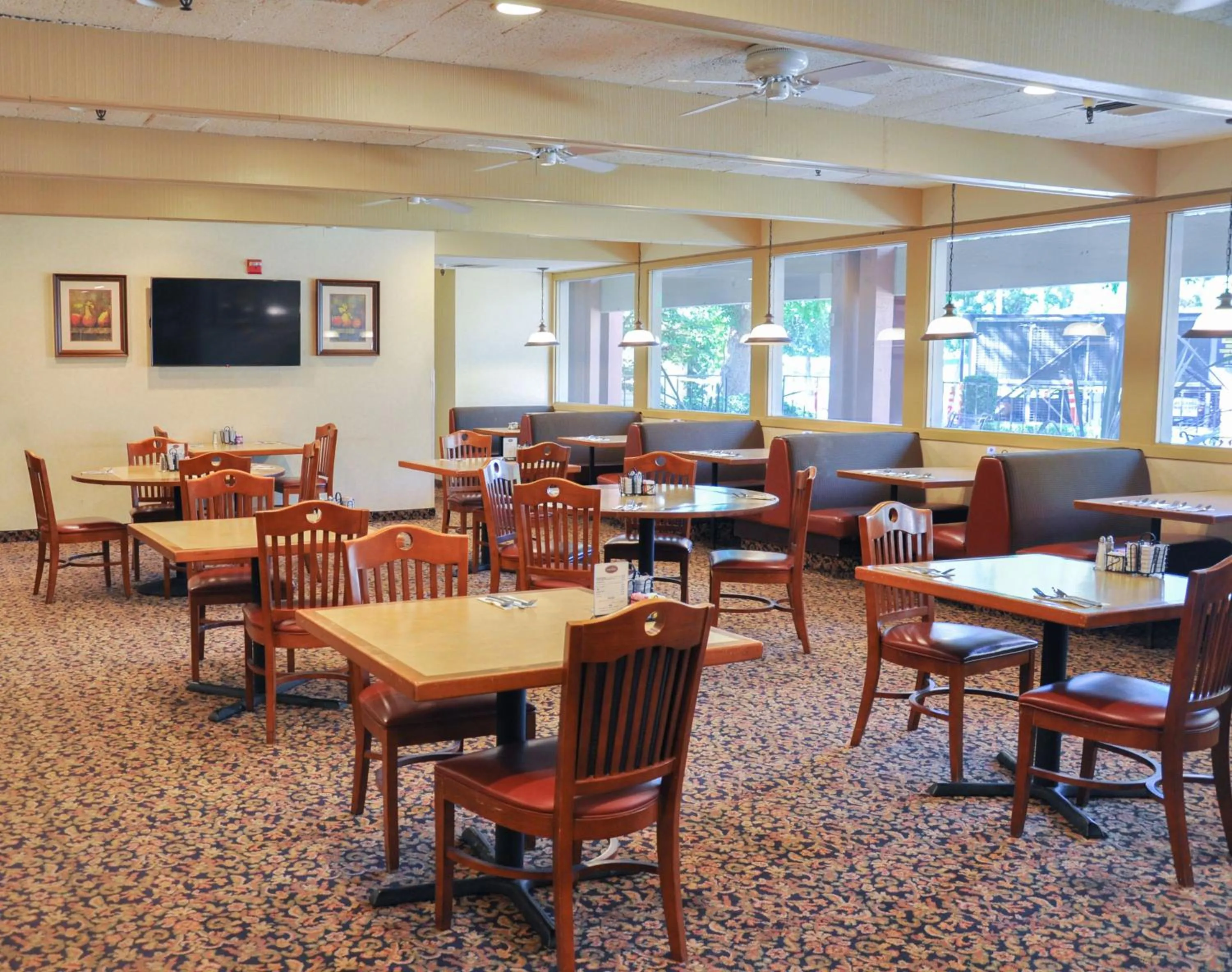 Restaurant/places to eat in Piccadilly Inn Airport