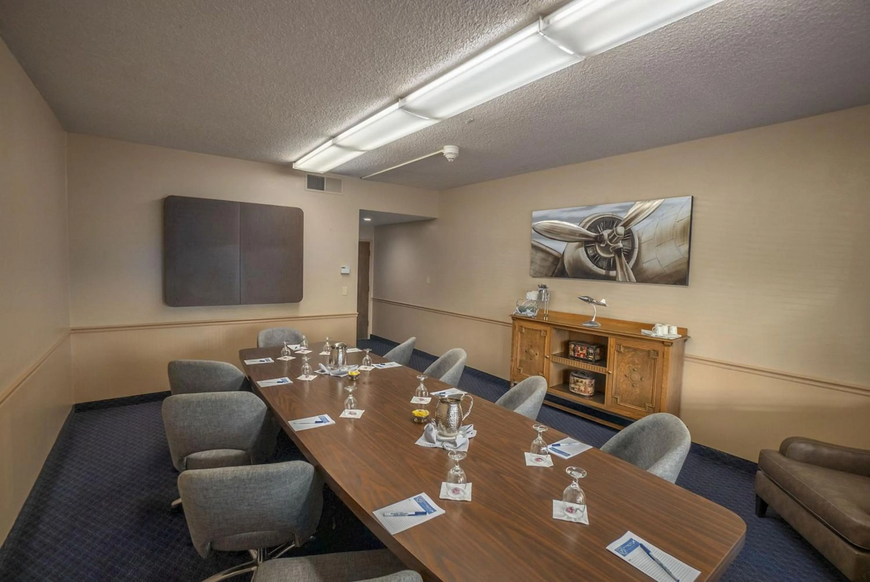 Seating area in Piccadilly Inn Airport