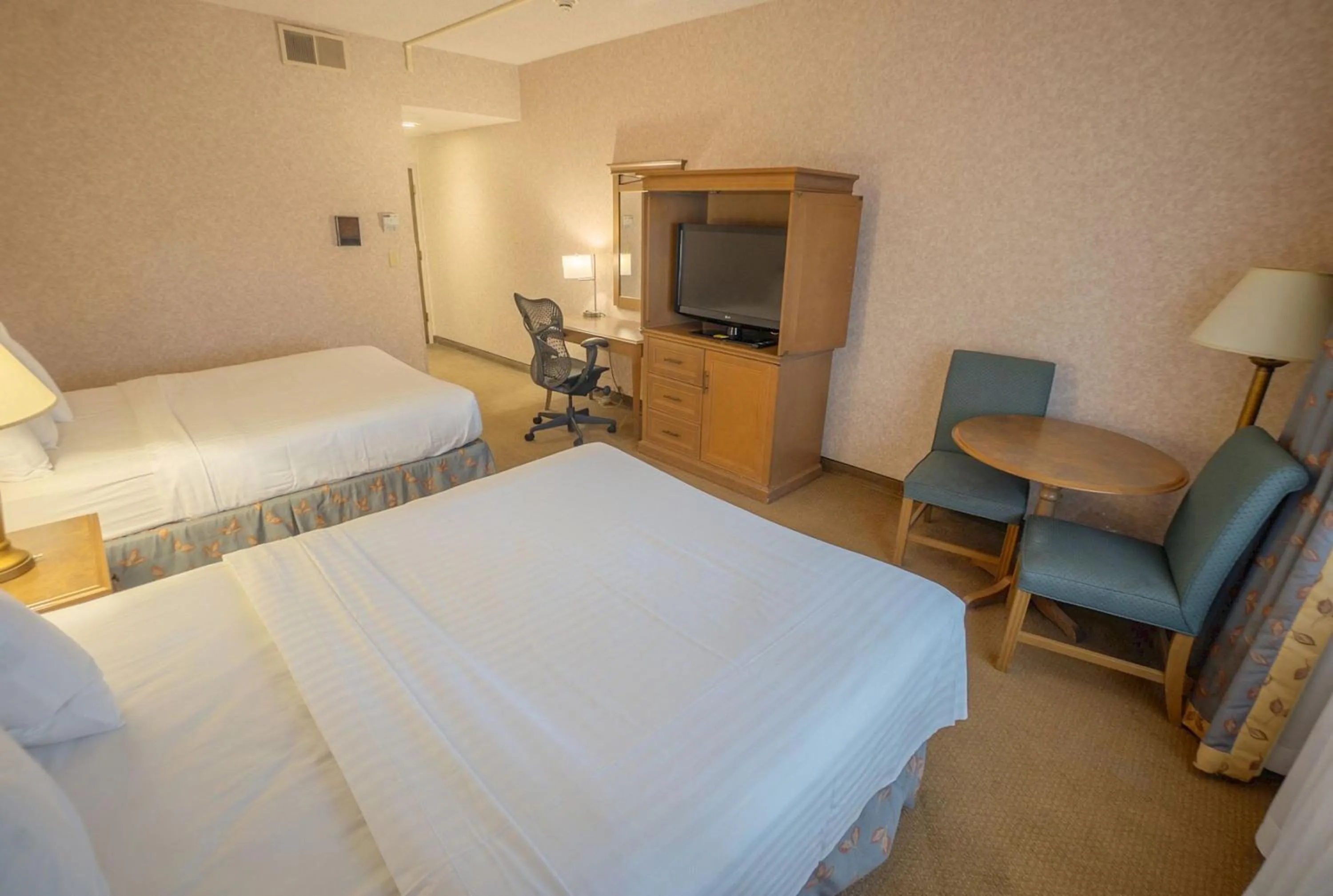 Living room, Bed in Piccadilly Inn Airport