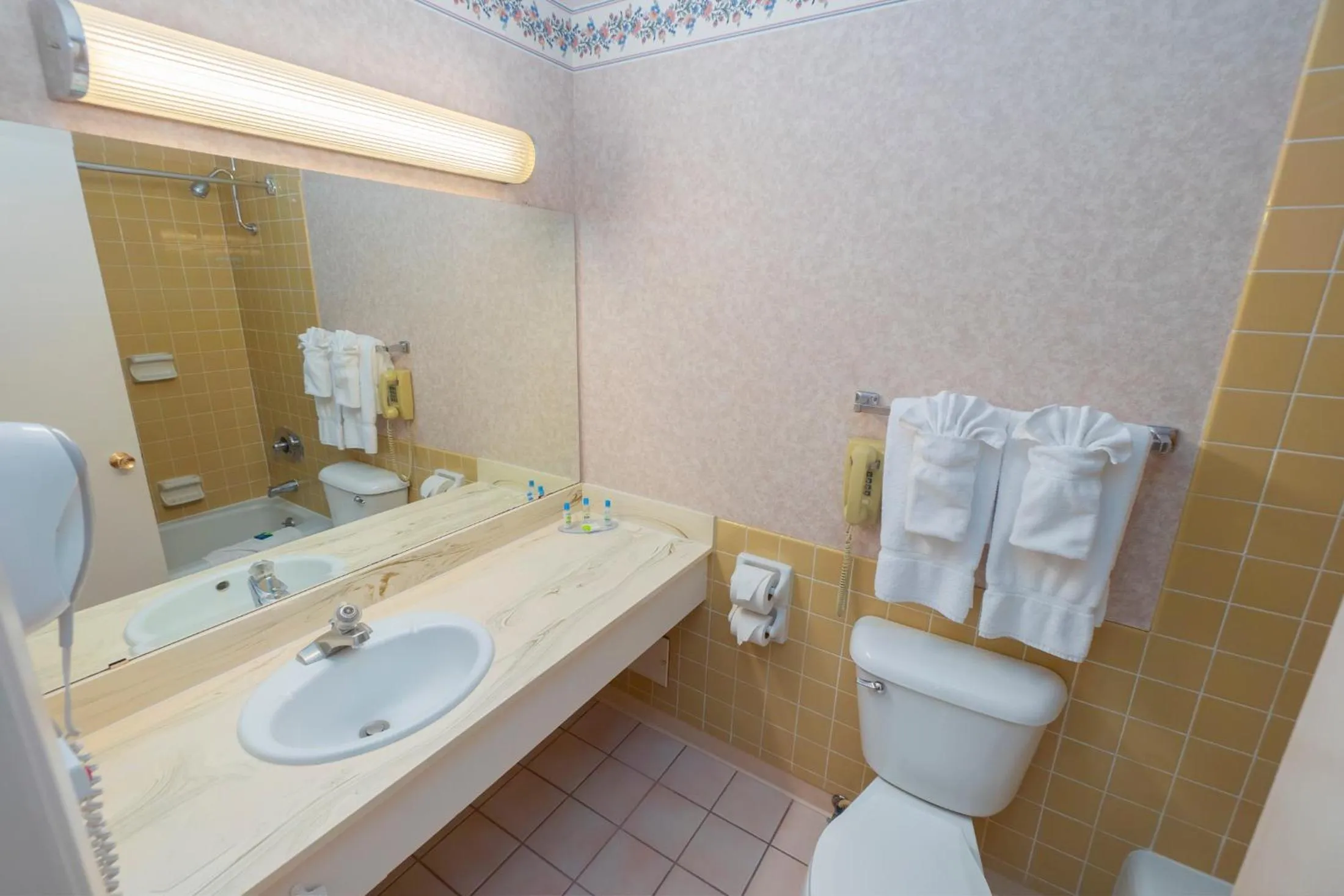 Bathroom in Piccadilly Inn Airport