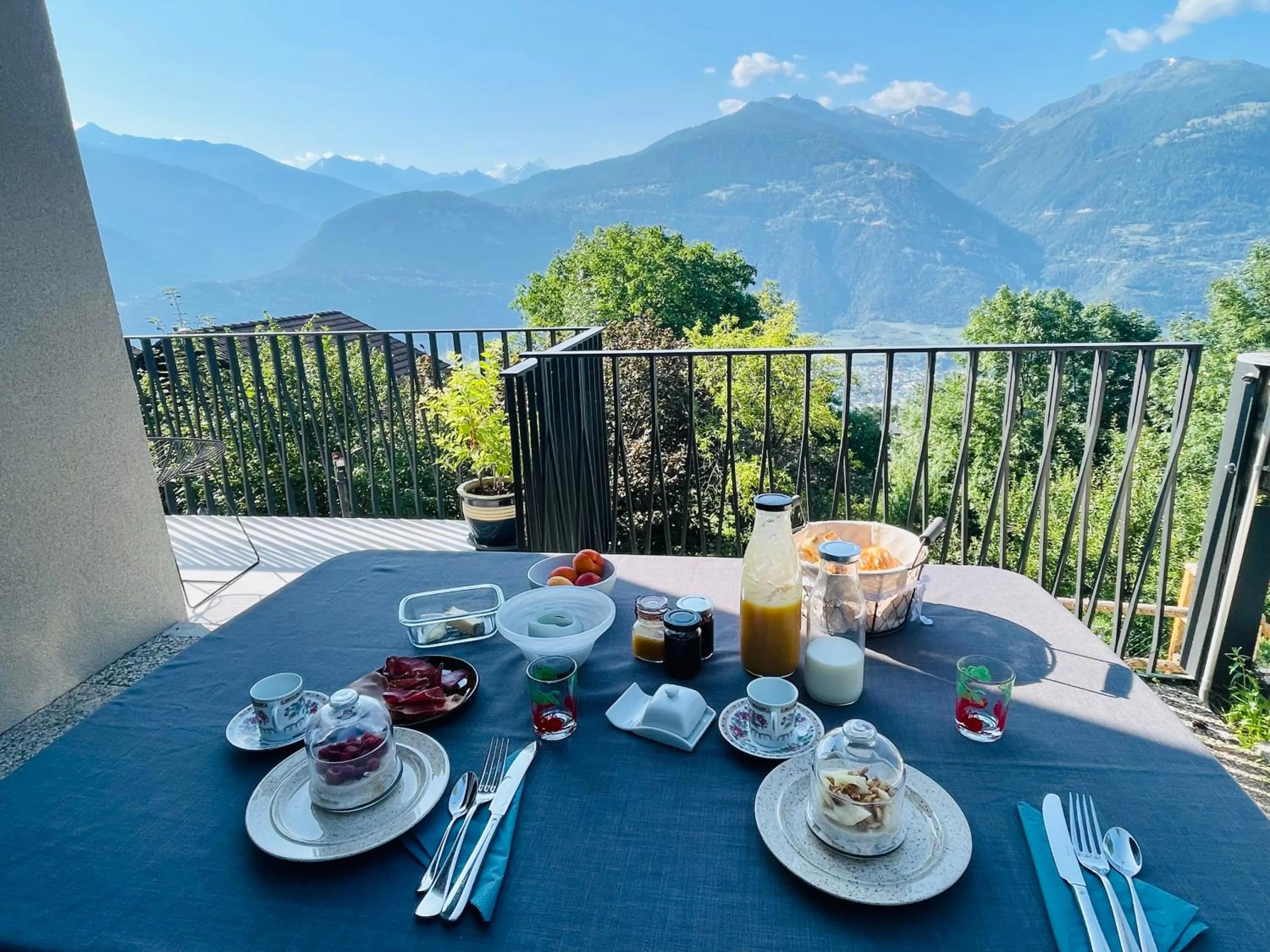 Breakfast in B&B La Forge de Diogne - luxury and cosy alpine lodge