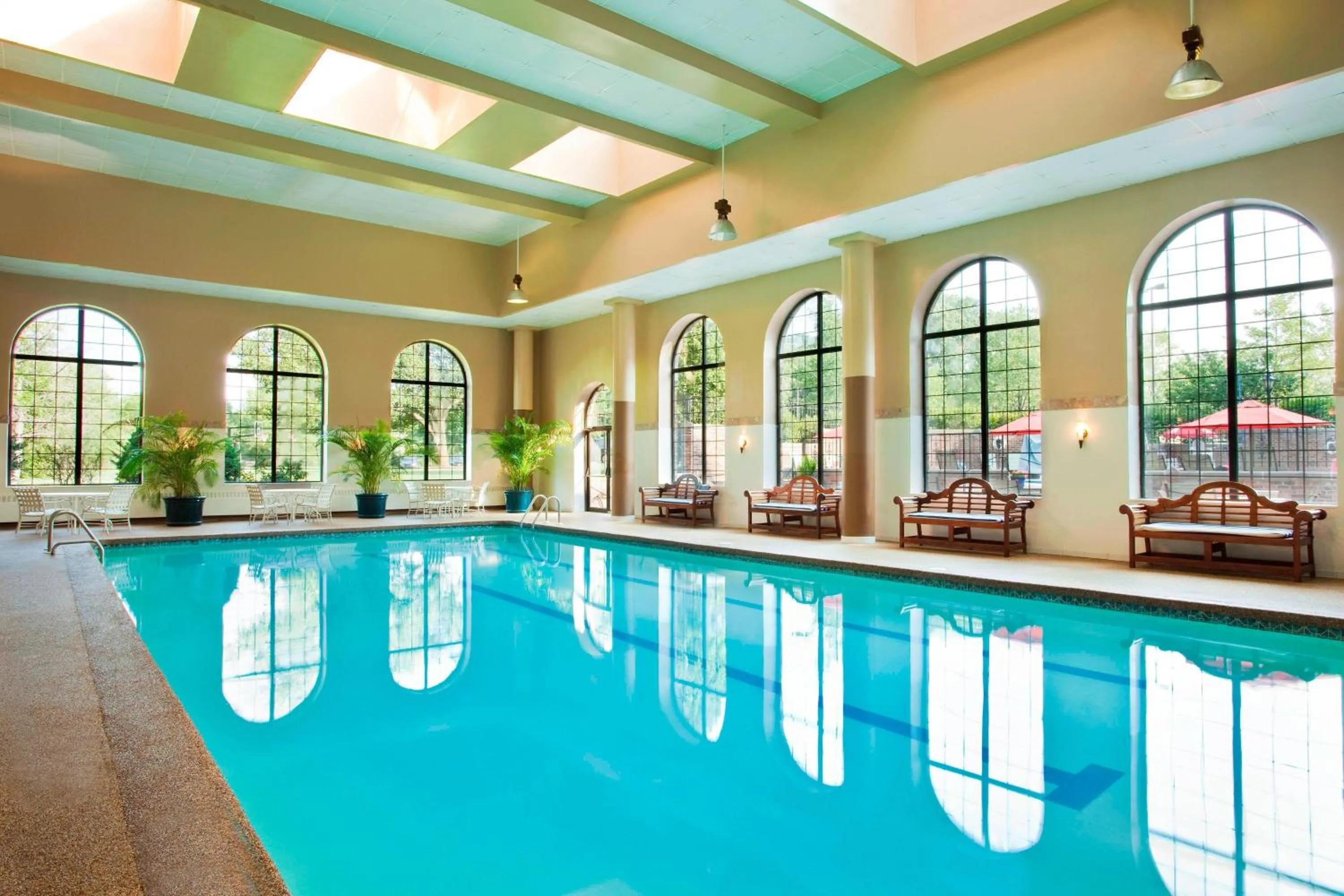 Swimming pool in Sheraton Parsippany Hotel