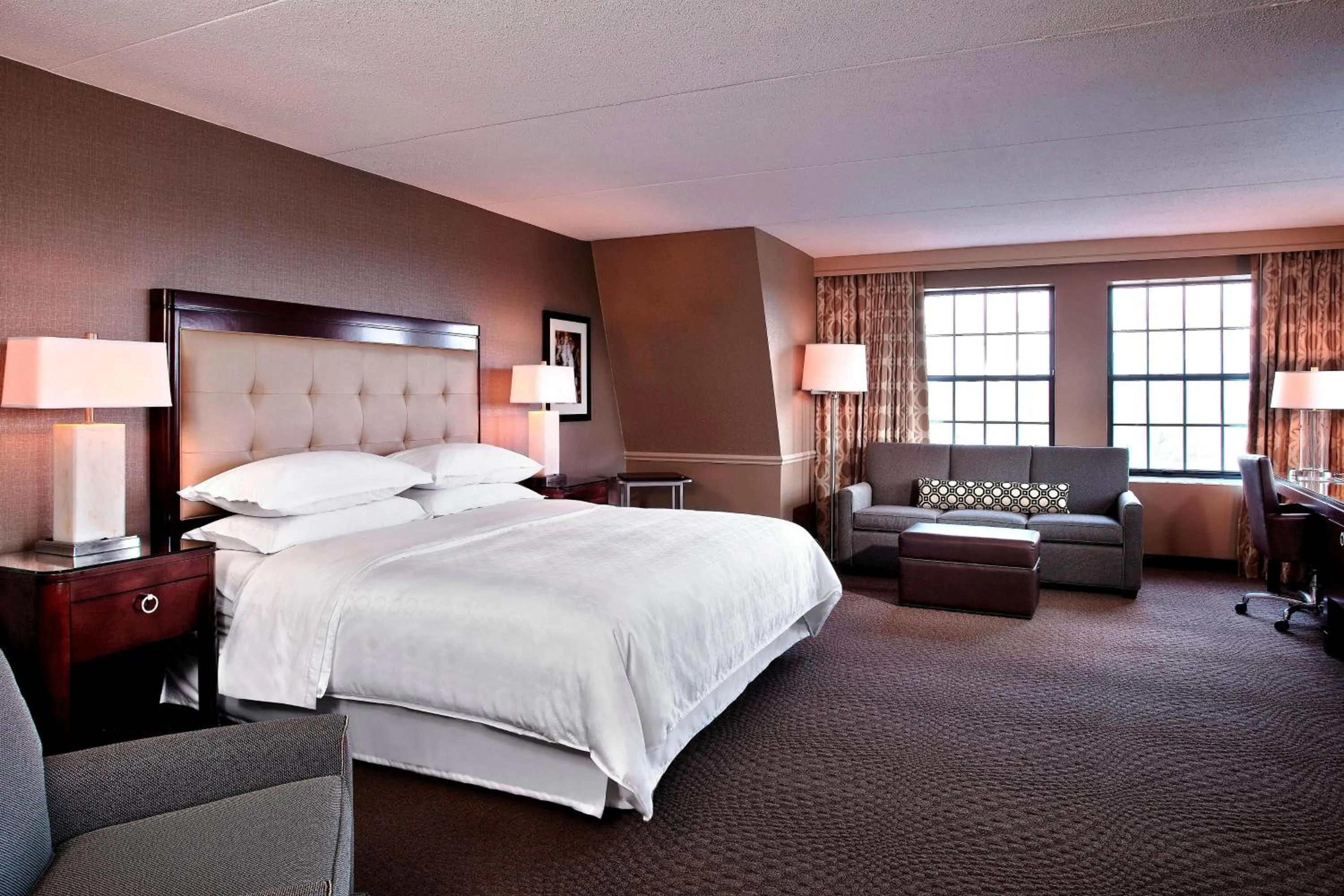 Photo of the whole room, Bed in Sheraton Parsippany Hotel