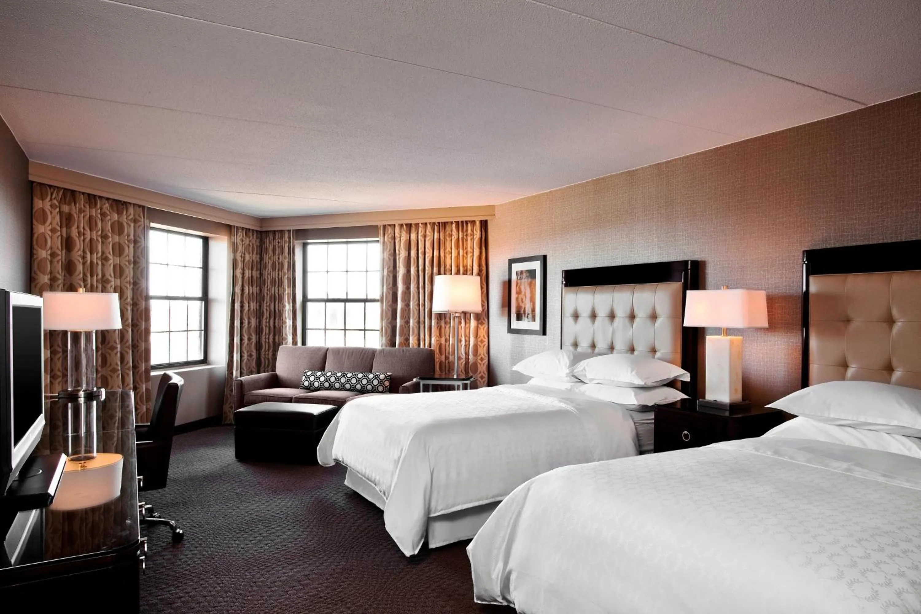Photo of the whole room, Bed in Sheraton Parsippany Hotel
