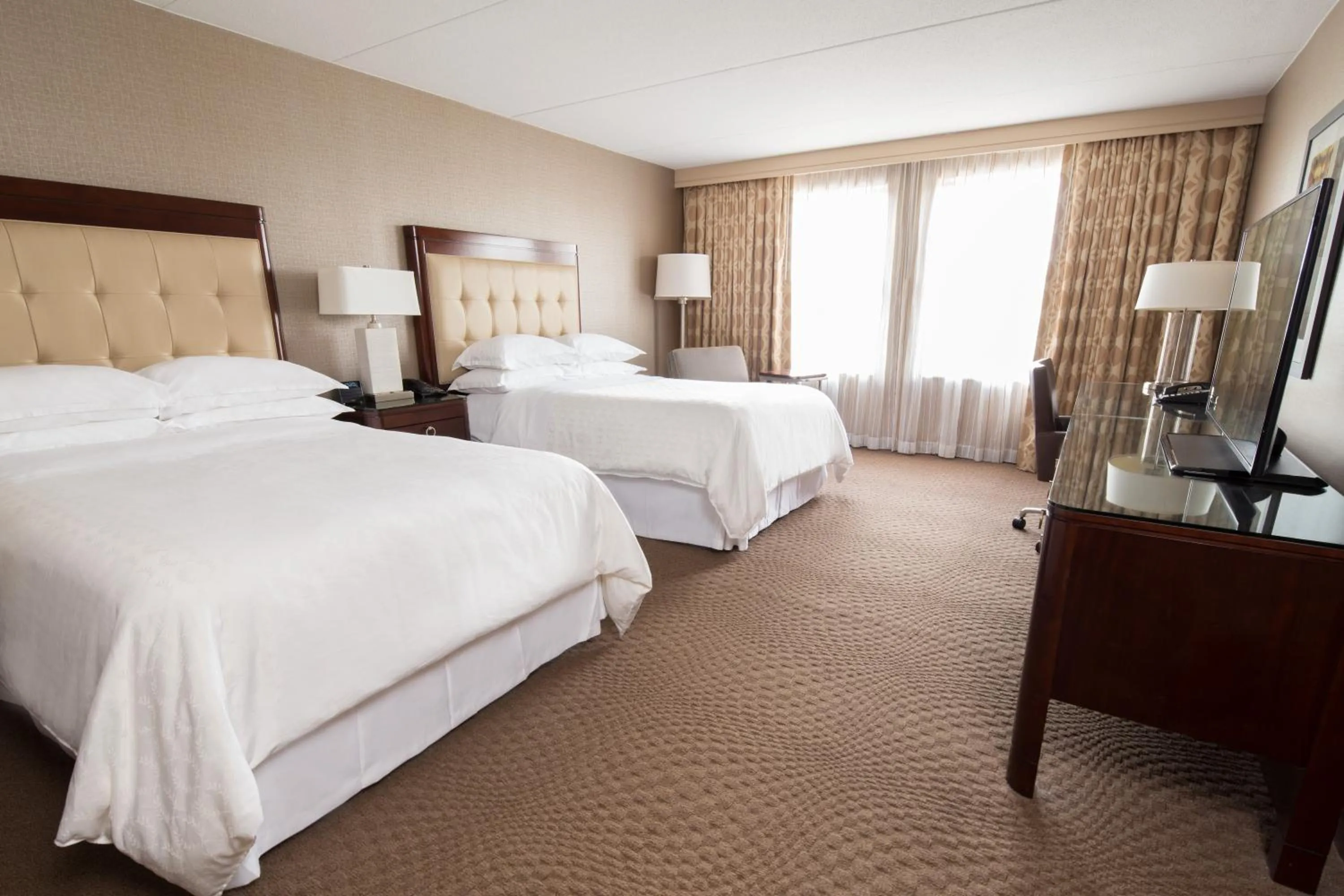 Bed in Sheraton Parsippany Hotel