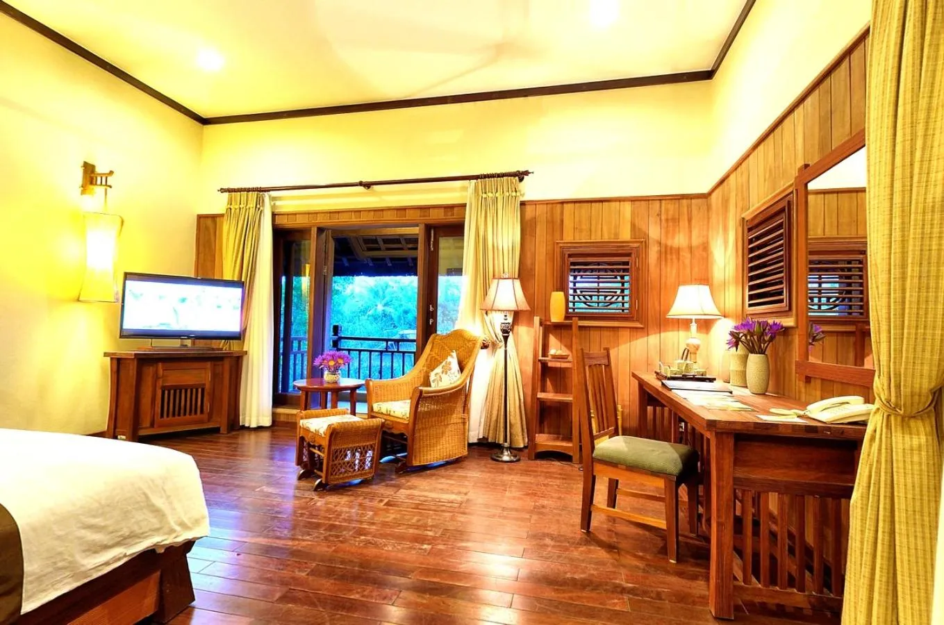 TV and multimedia, Bed in Sun Spa Resort & Villa