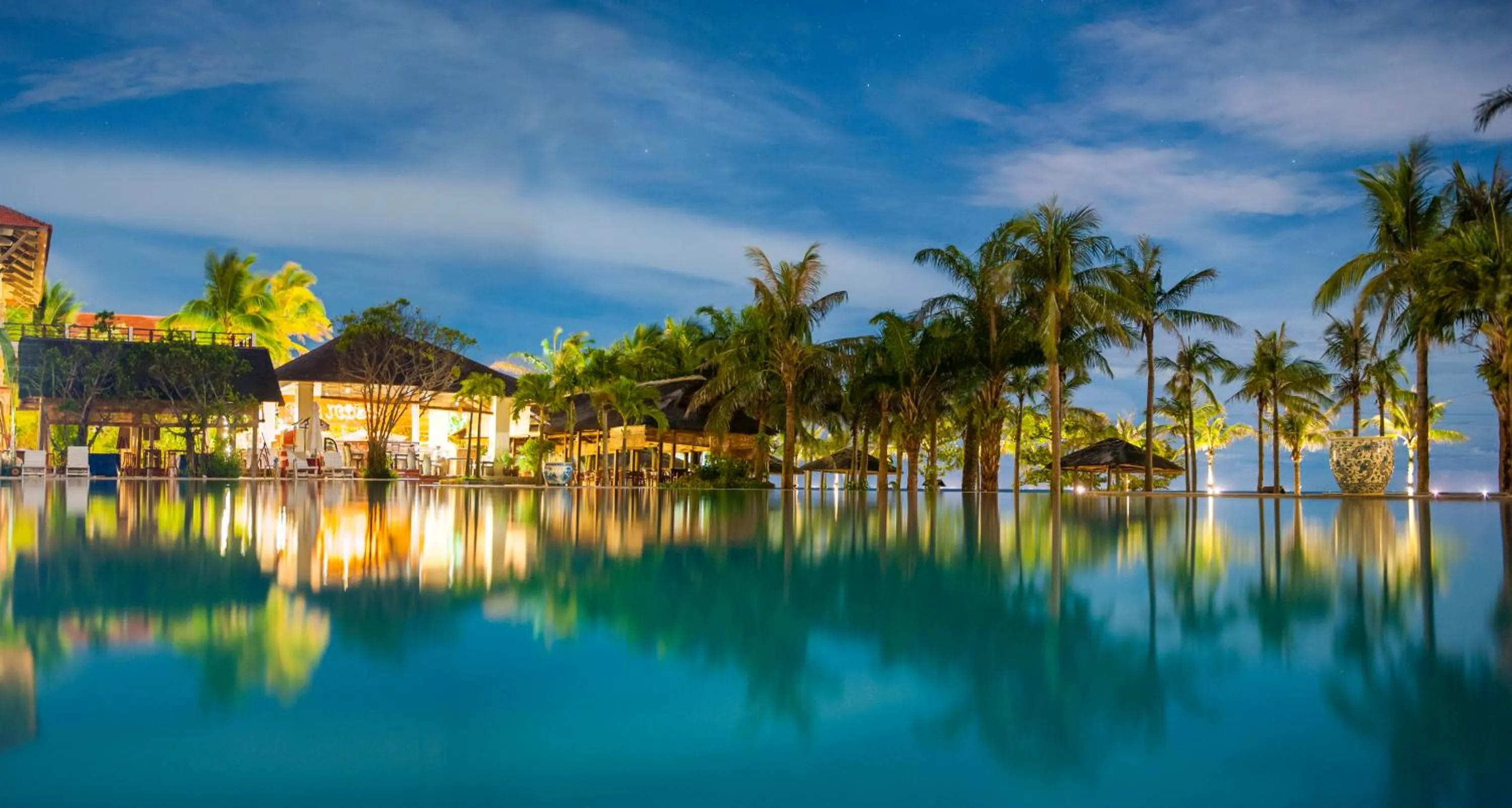 Swimming pool in Sun Spa Resort & Villa