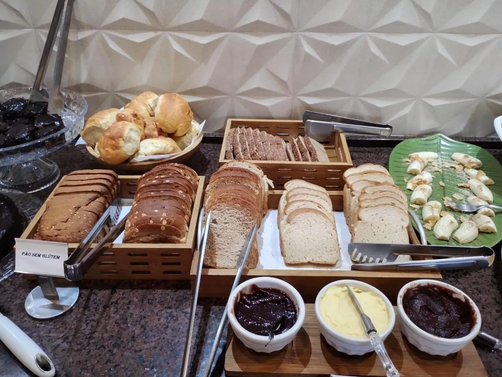 Buffet breakfast in Hotel Blumenhof Balneário Camboriú