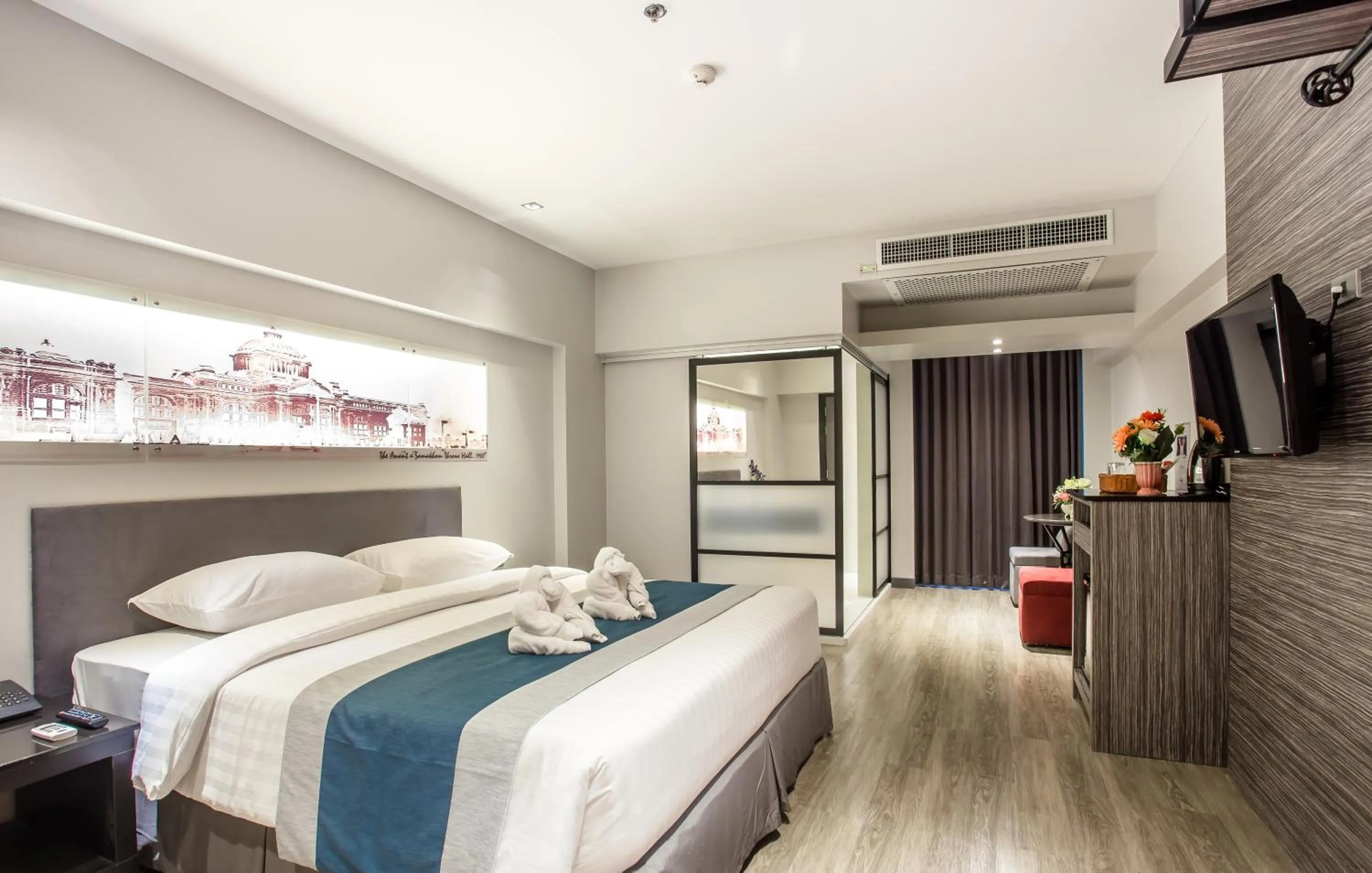 Photo of the whole room, Bed in Nouvo City Hotel