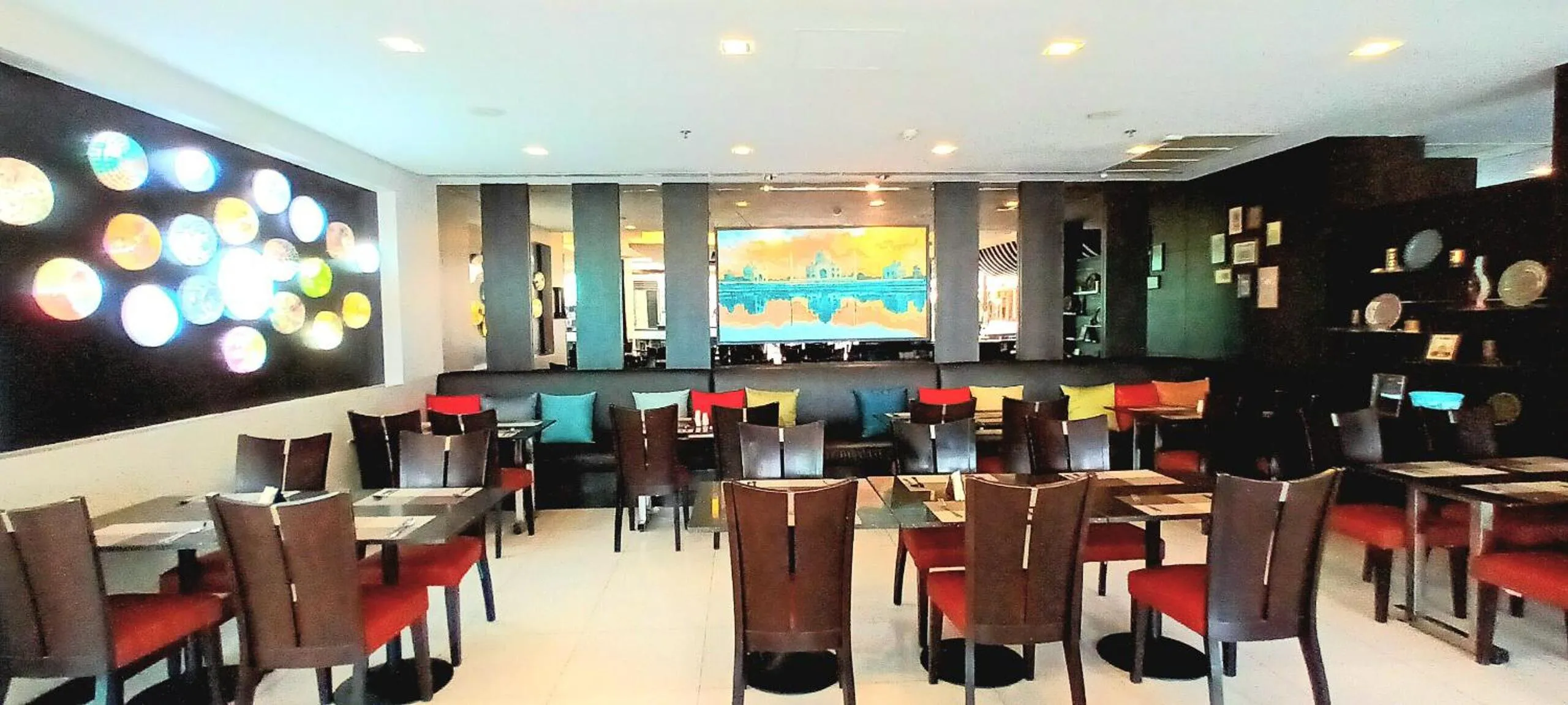 Restaurant/places to eat in Nouvo City Hotel