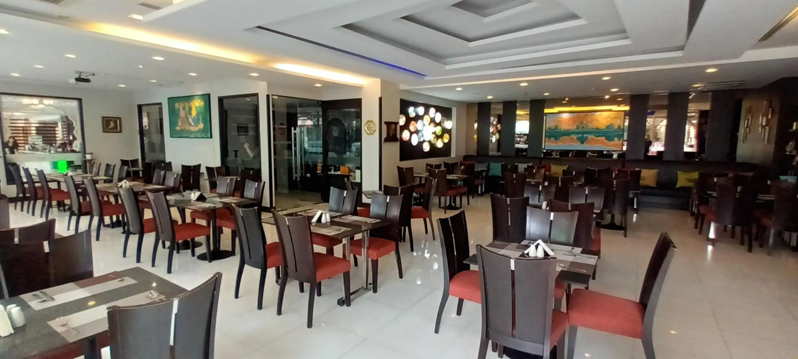 Restaurant/places to eat in Nouvo City Hotel
