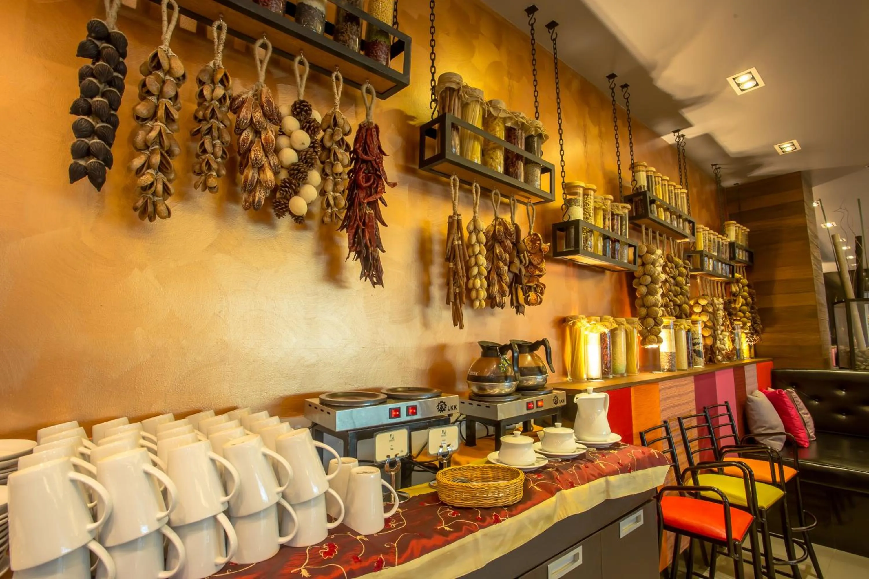 Restaurant/places to eat in Nouvo City Hotel