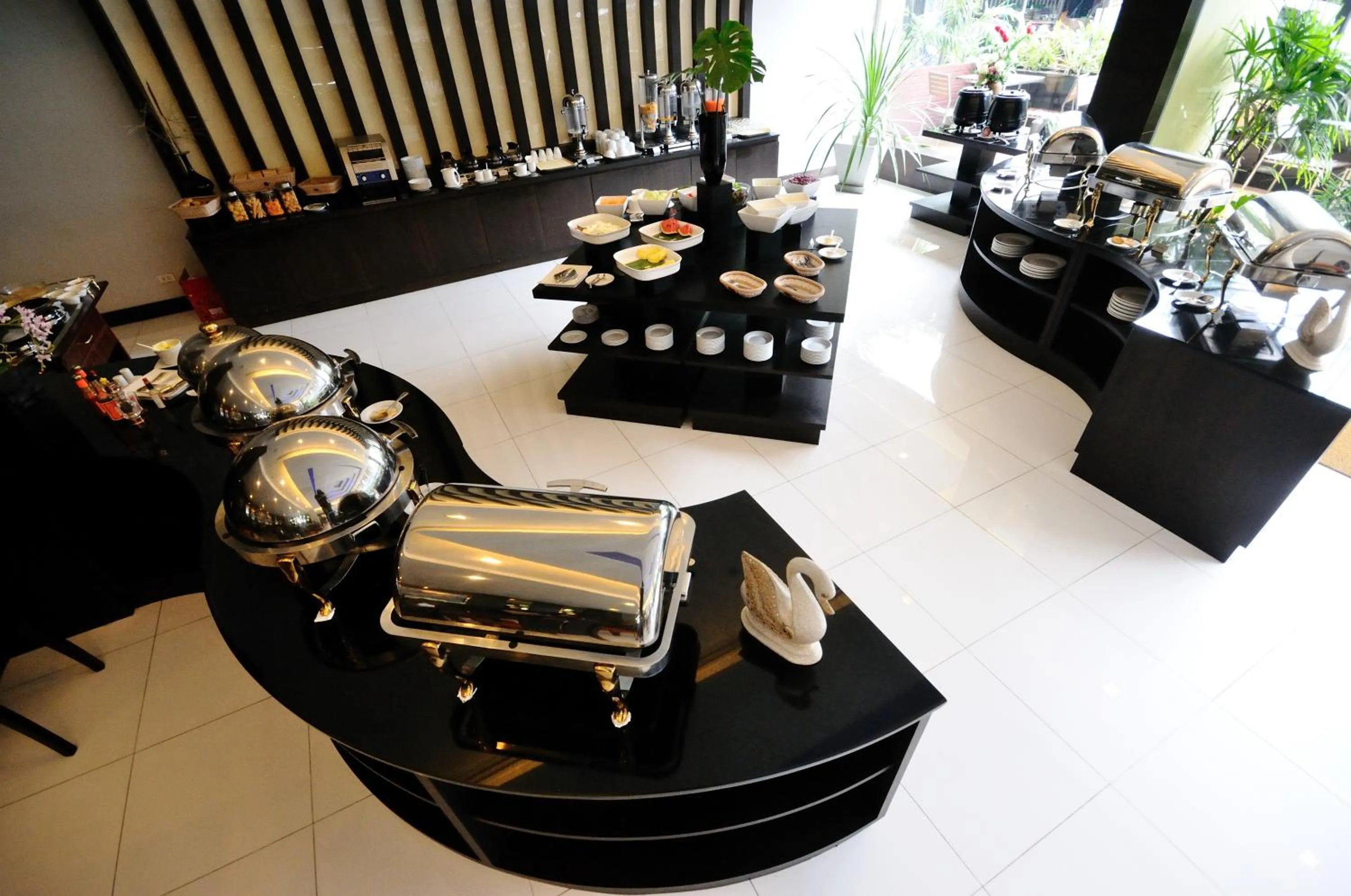 Restaurant/places to eat in Nouvo City Hotel