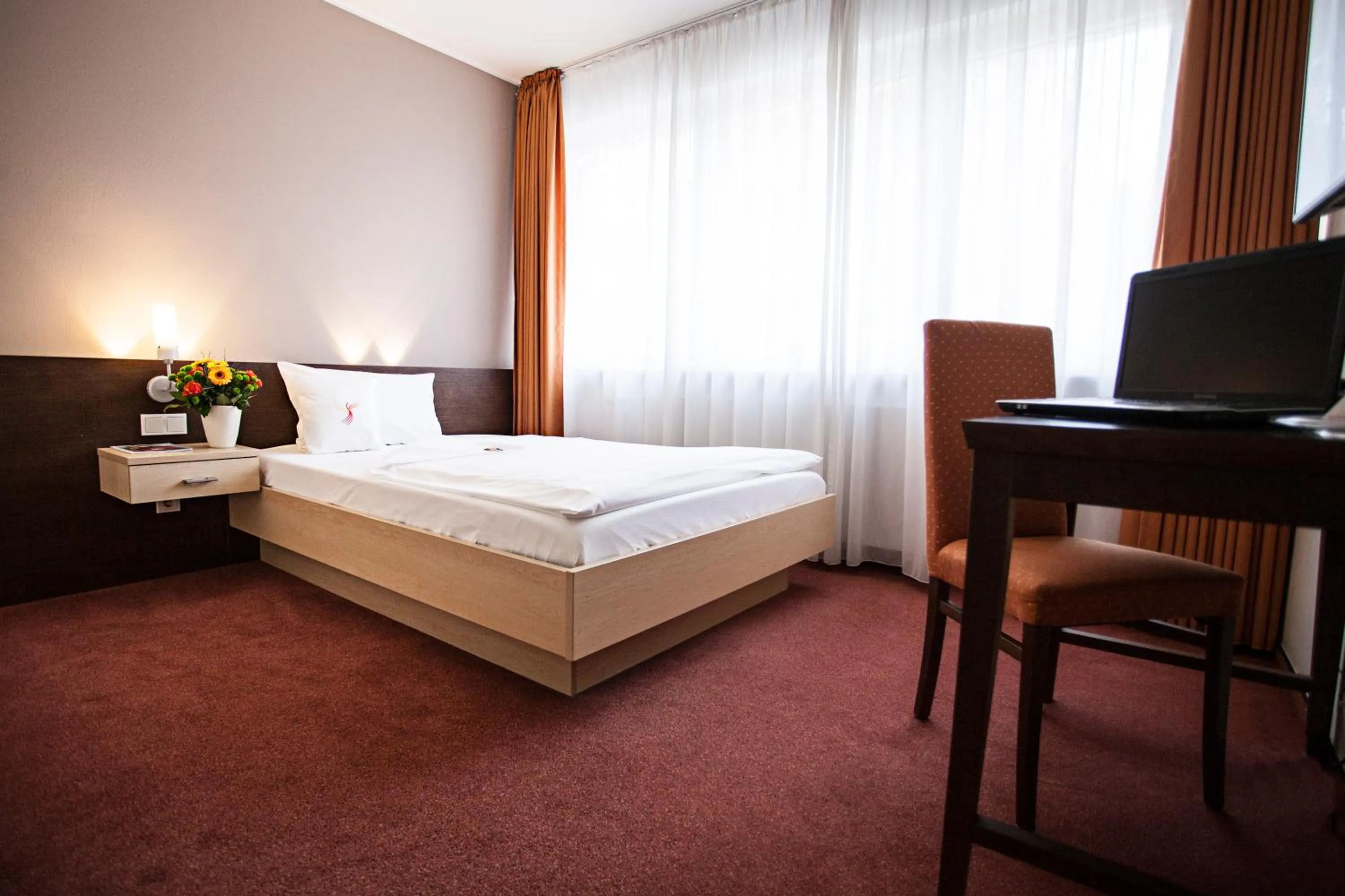Photo of the whole room, Bed in Phönix Hotel