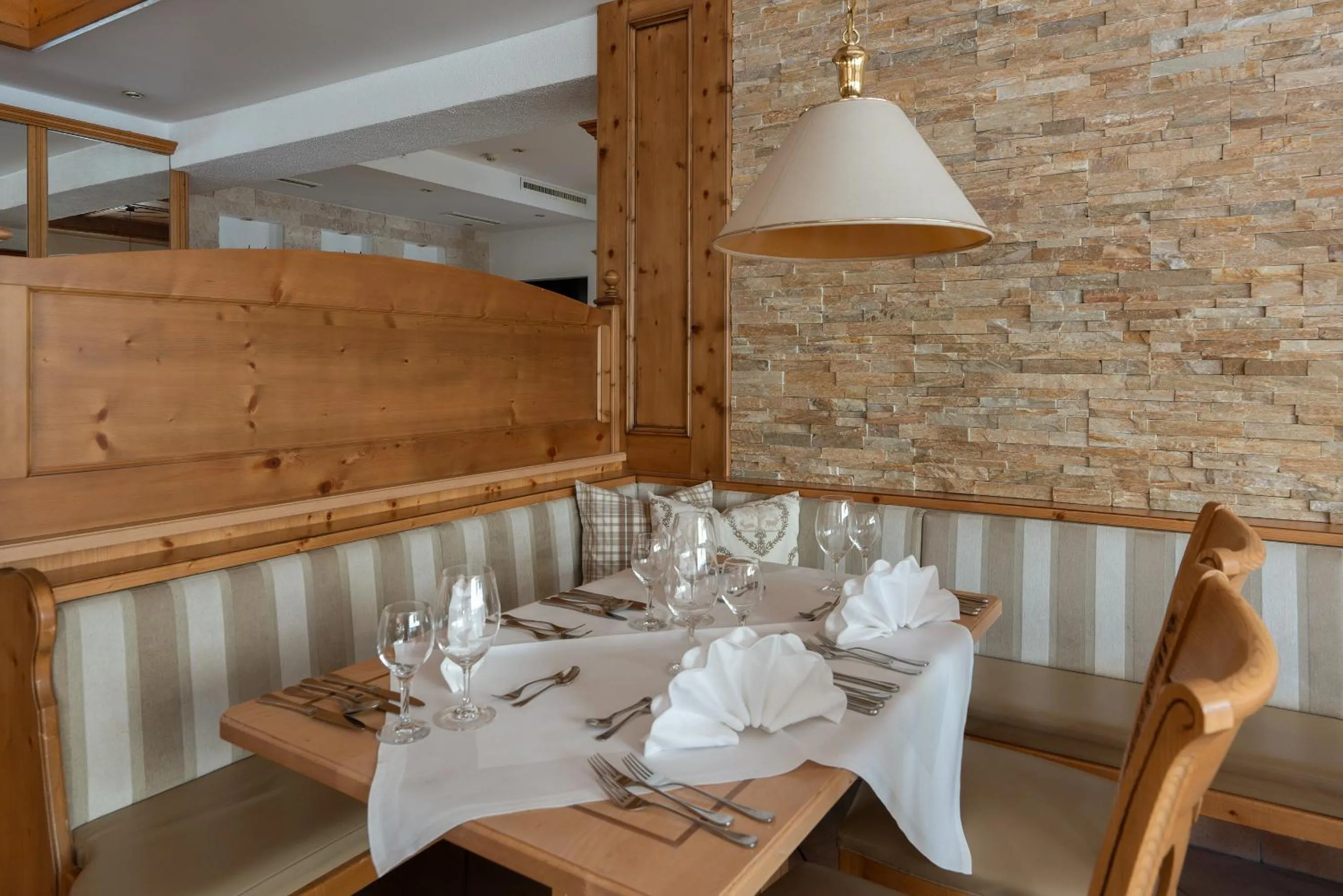 Restaurant/places to eat in Hotel Central