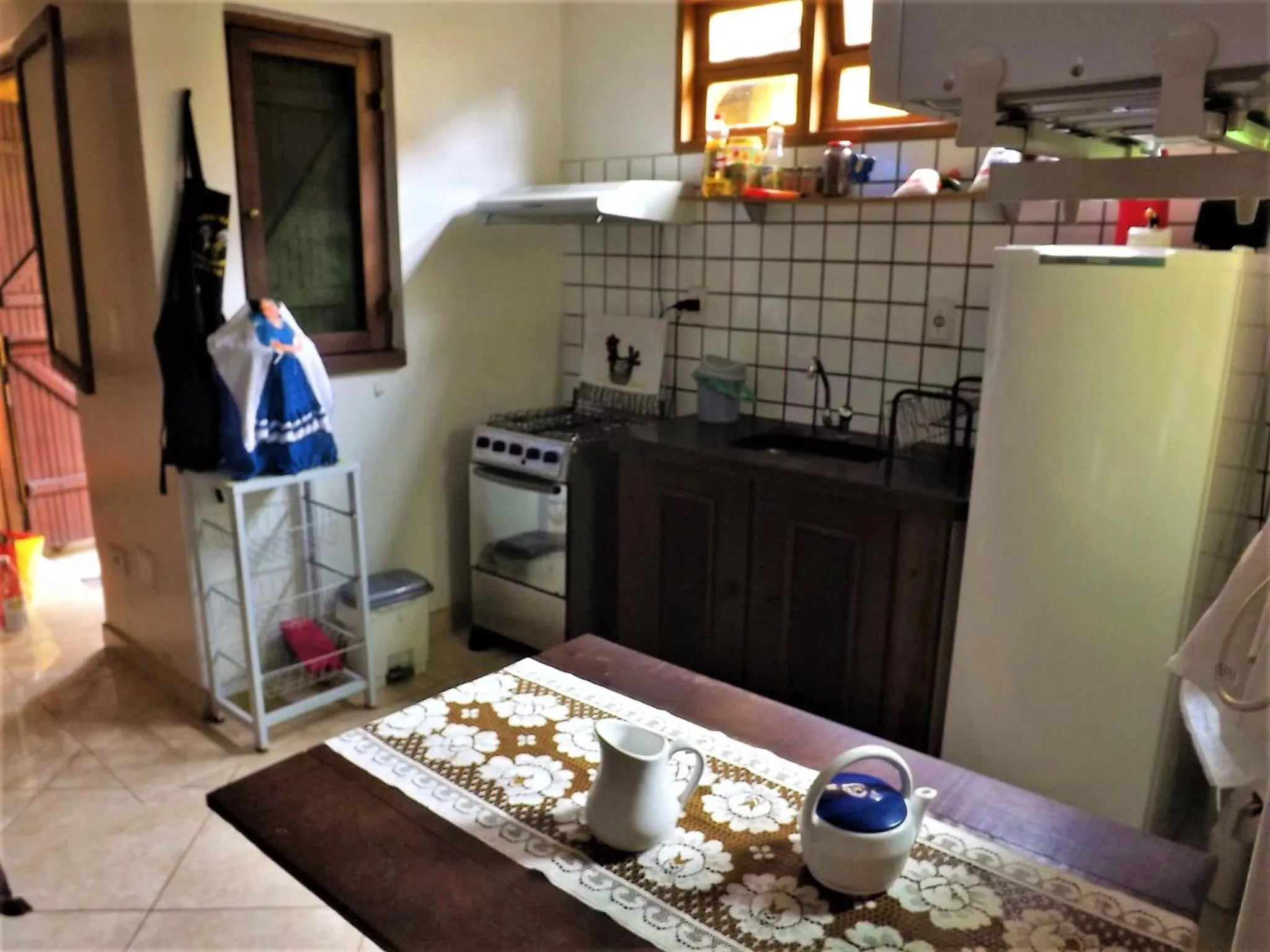 Kitchen or kitchenette in Chalé Praia Boiçucanga wi fi piscina Village Mirante Litoral Norte SP