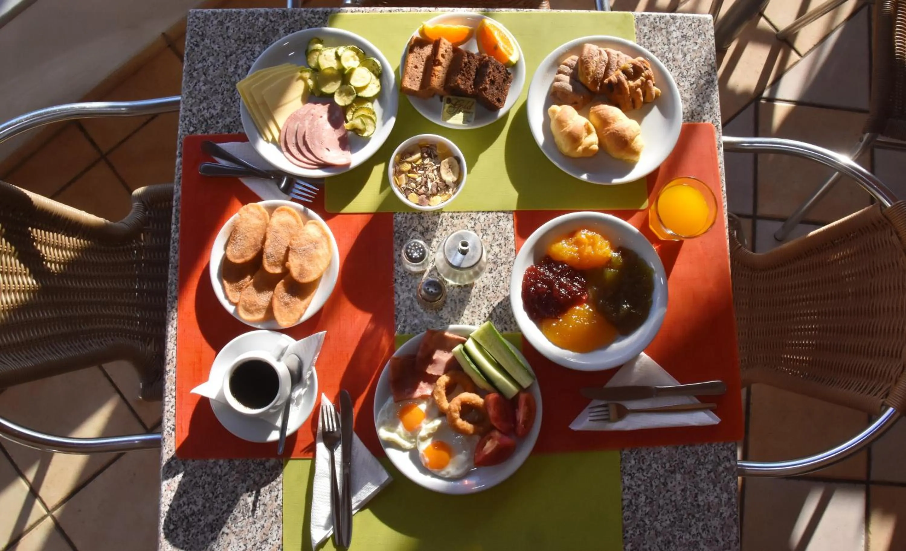 Restaurant/places to eat in Lyda Hotel