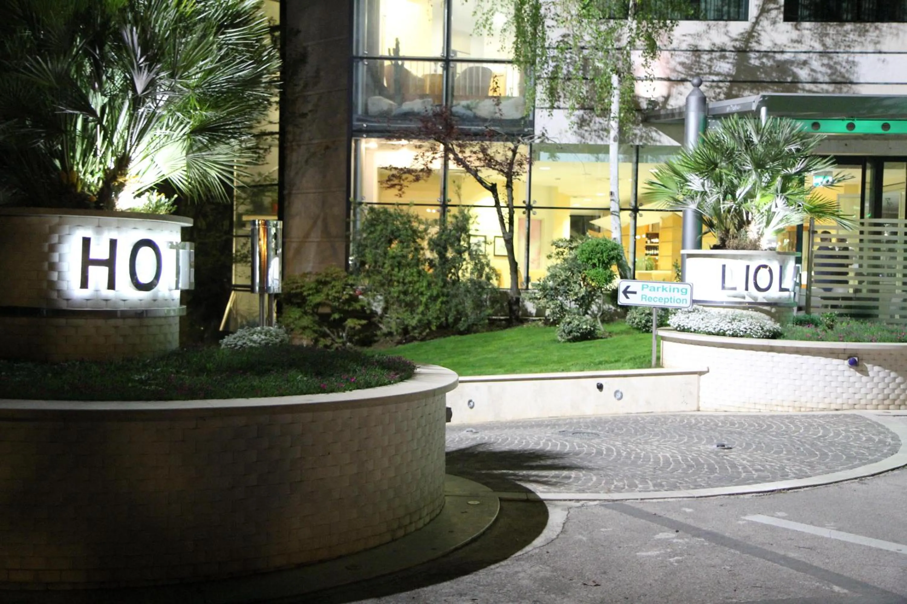 Restaurant/places to eat in Hotel Liola'