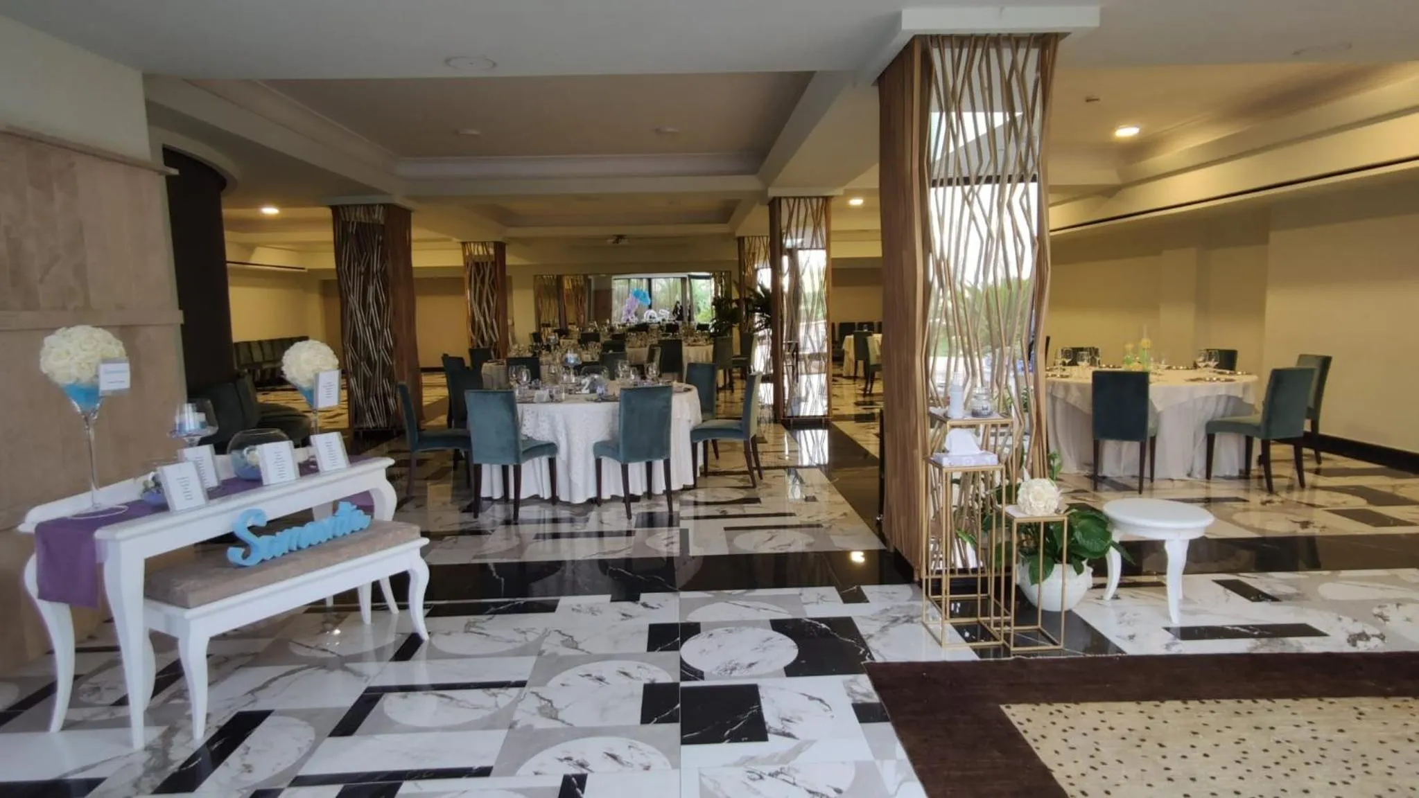 Restaurant/places to eat in Hotel Liola'