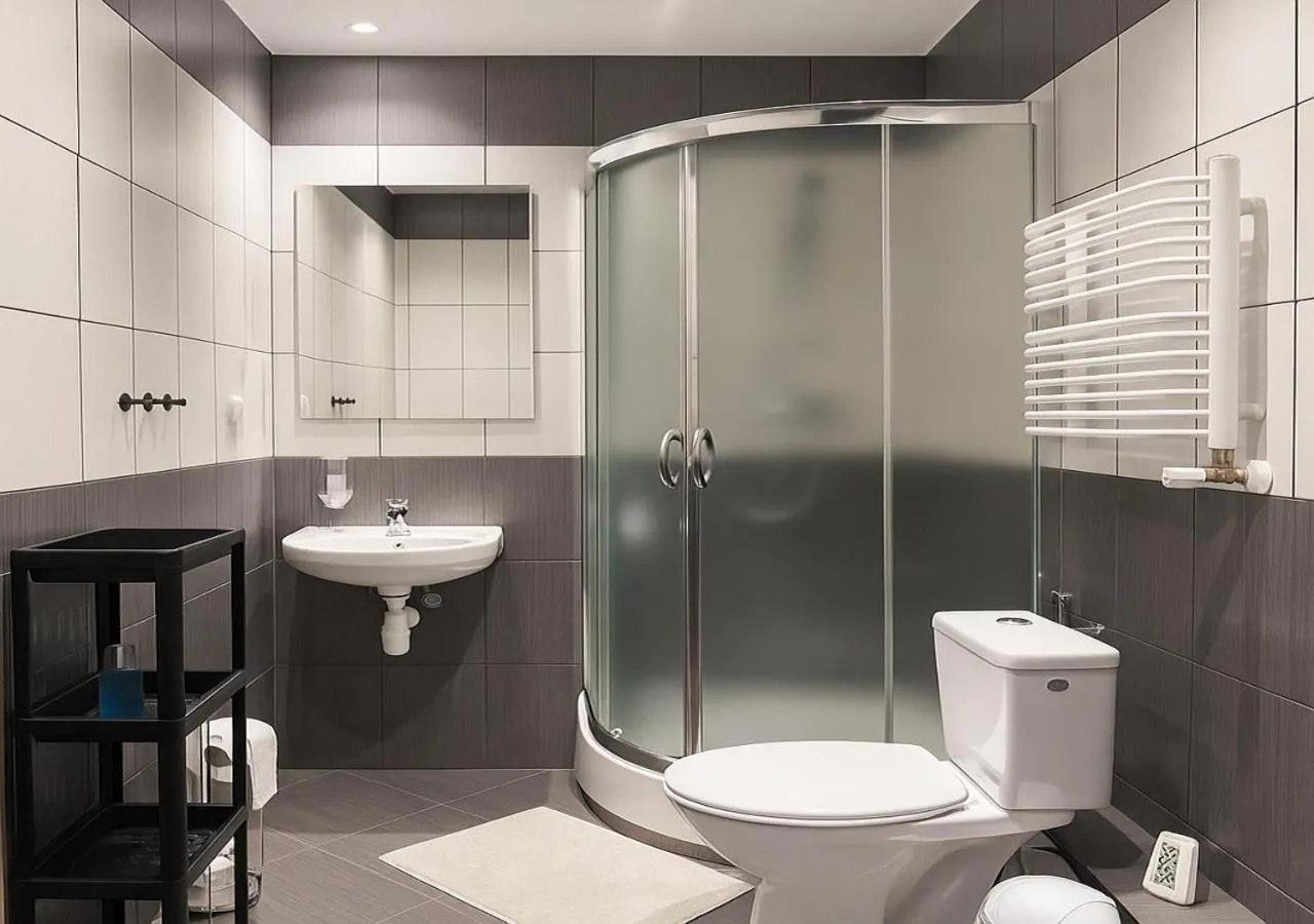 Shower in Babel Hostel, Dworzec PKP, Rynek